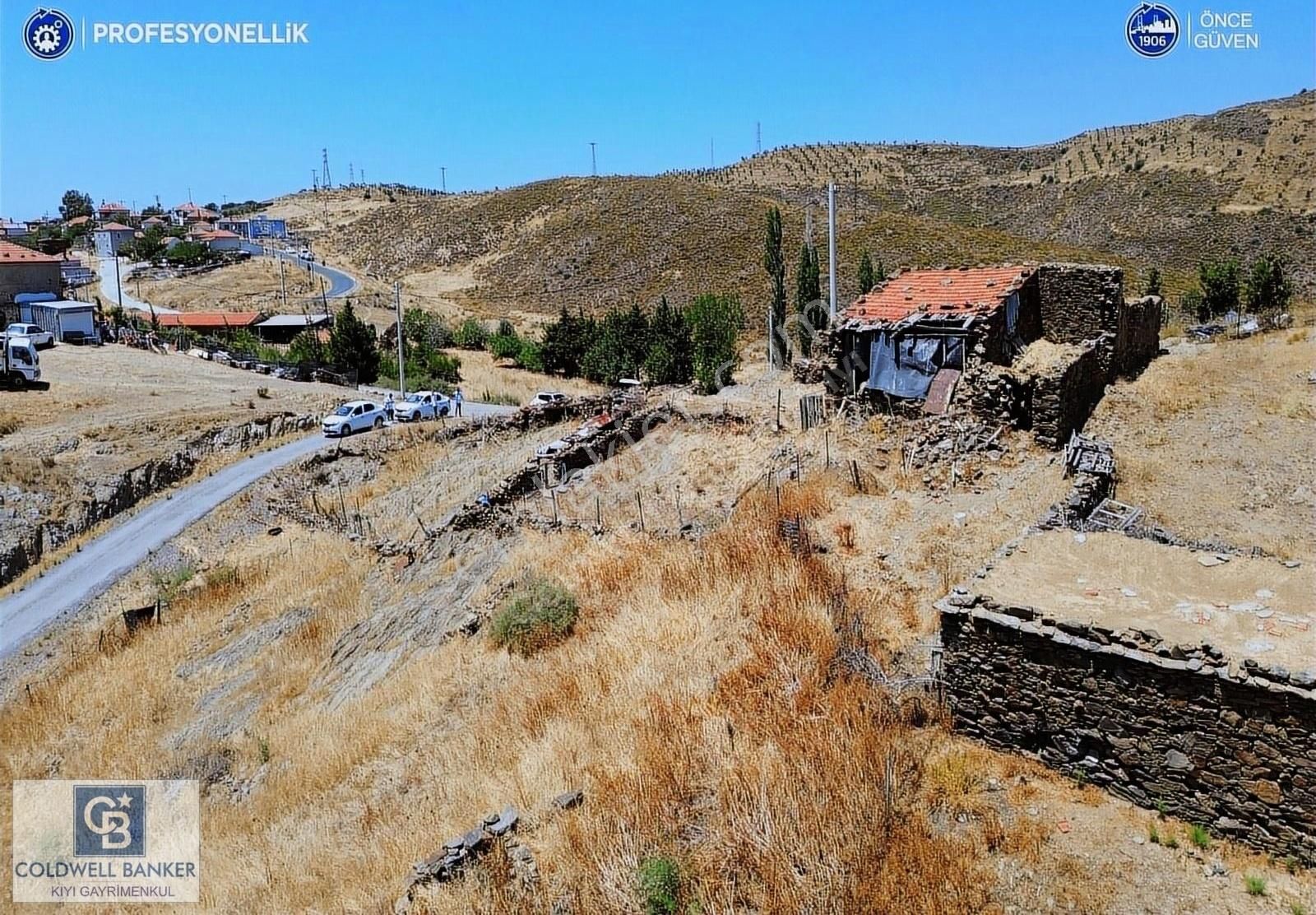 Karaburun Parlak Satılık Konut İmarlı Karaburun Parlak Köyü'nde Numaratajlı Kargir Ev ve Bahçesi