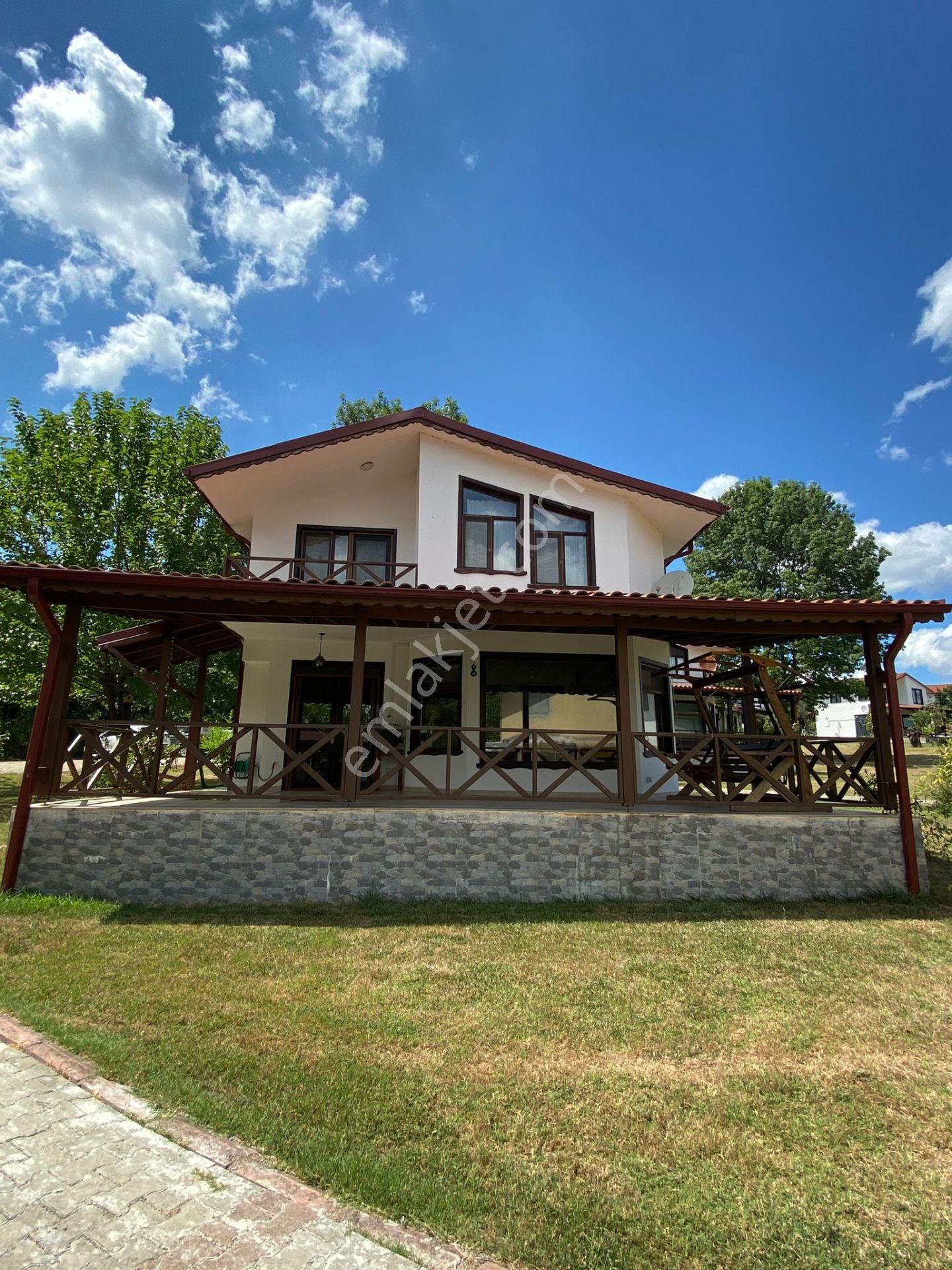 Kartepe Maşukiye Satılık Villa  REMAX PALASTAN SAPANCA GÖLÜ MANZARALI SİTE İÇİ SATILIK 3+1 VİLLA