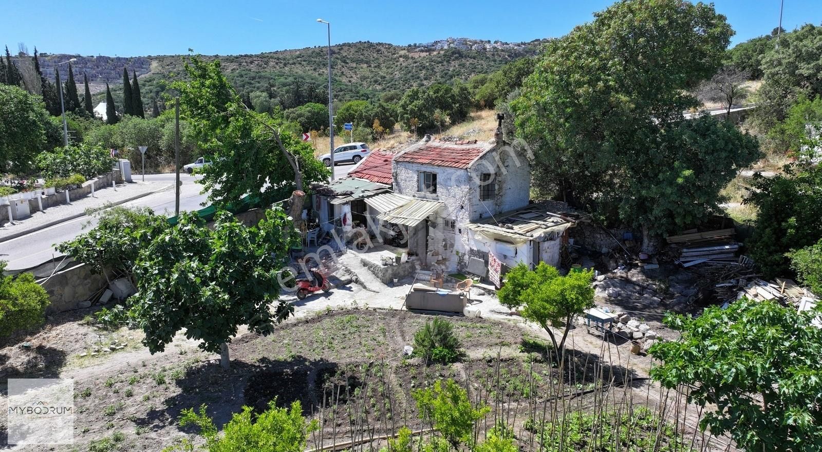 Muğla Bodrum Satılık Ticari İmarlı Bitez'de Satılık Yola Sıfır Taş ev ve Kuyulu Denize 150 m Arsa