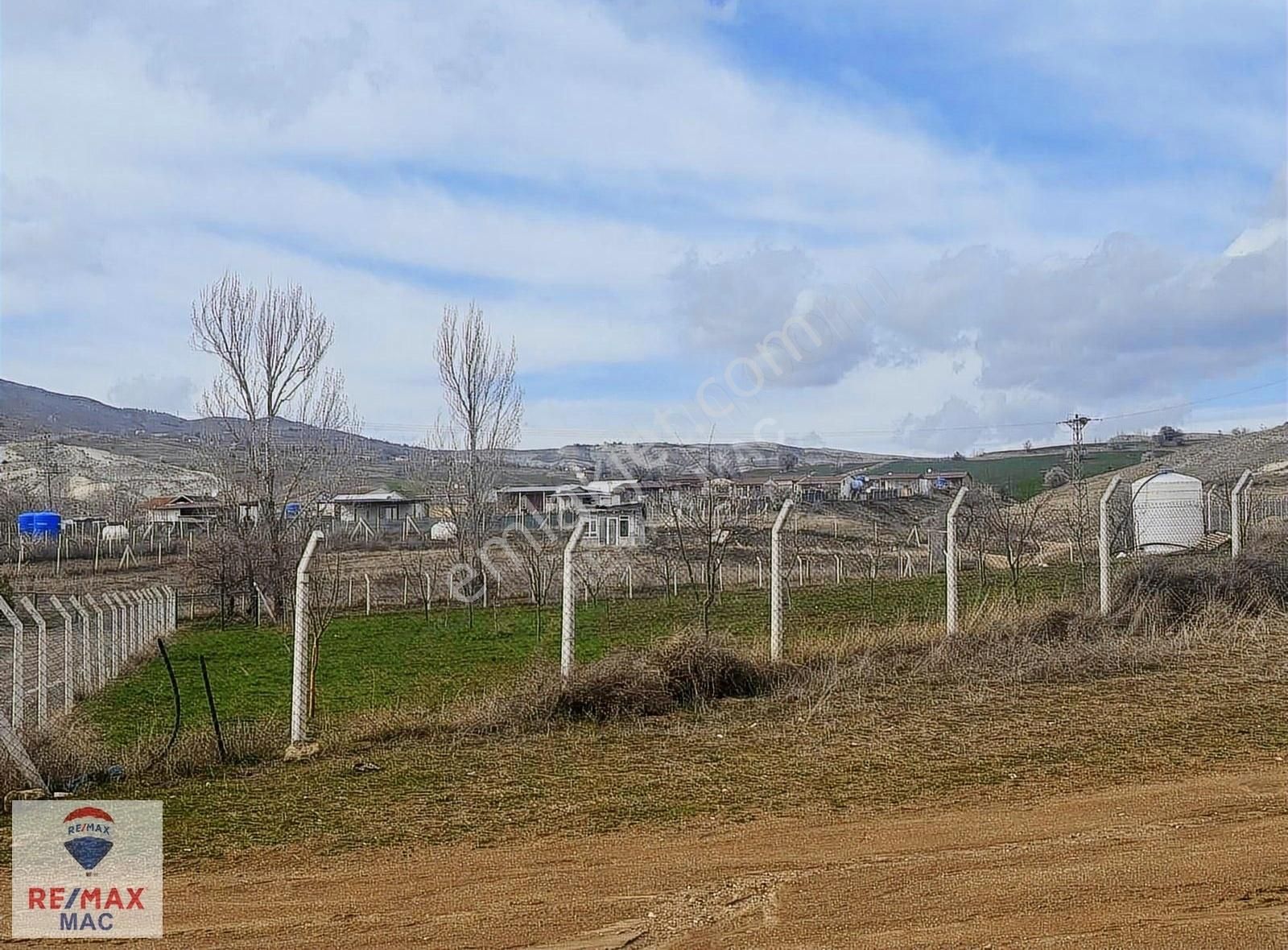 Ayaş Gökler Satılık Tarla AYAŞ GÖKLER'DE TEL ÖRGÜ, SU VE YOLU MEVCUT HOBİ BAHÇE