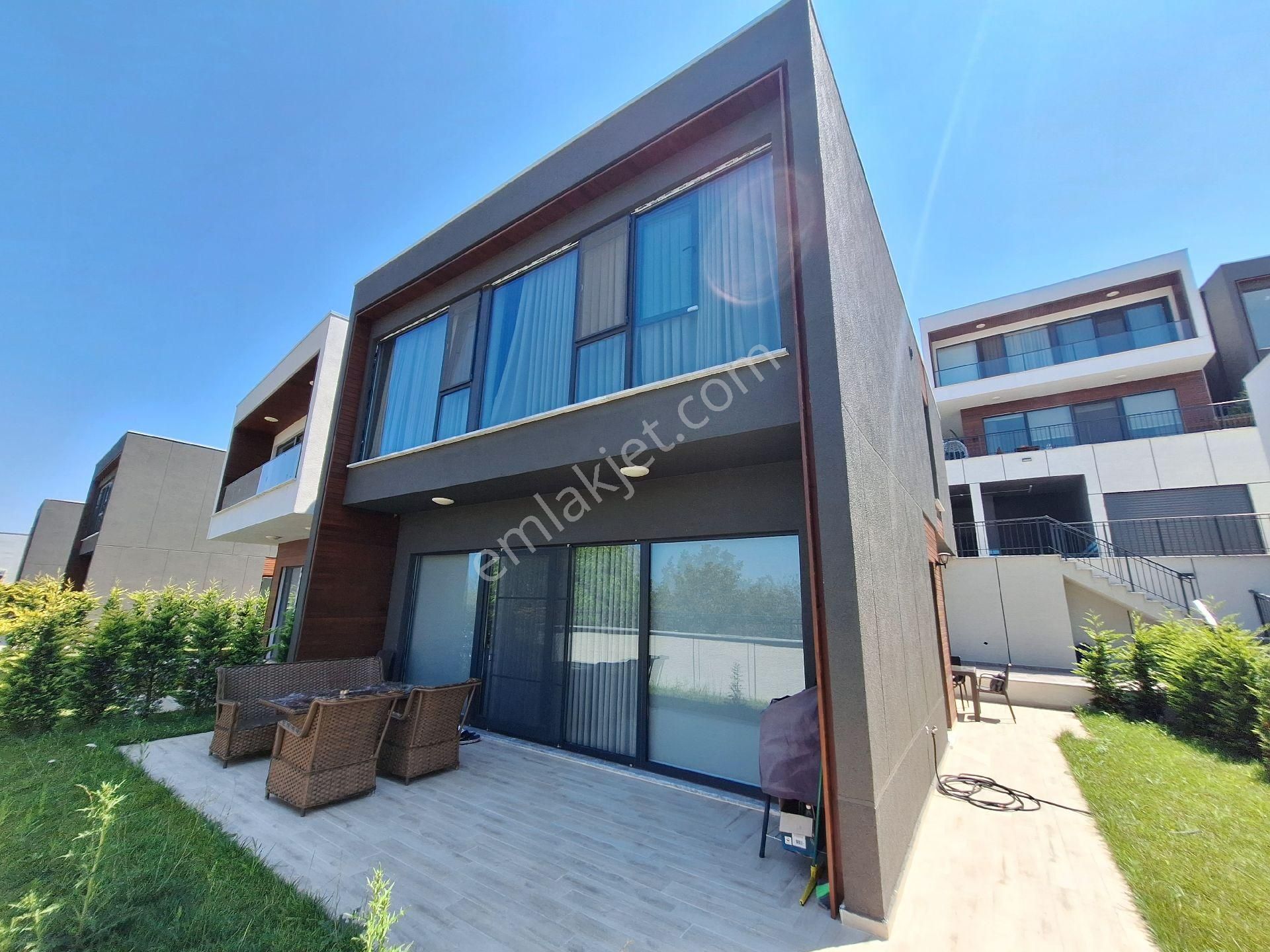 Serdivan İstiklal Satılık Villa  MODERN MİMARİ VE EŞSİZ MANZARASI İLE 4+1 VİLLAMIZ SAHNEDE