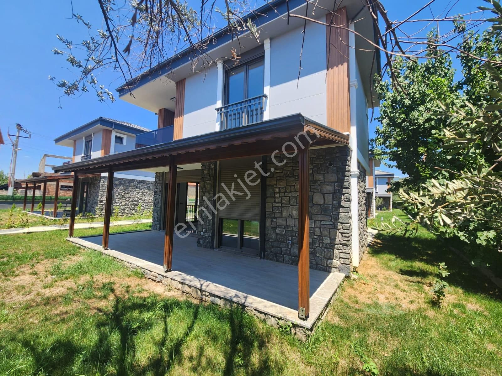 Edremit Narlı Satılık Villa  ꧁ AKÇAY AY EMLAK'TAN꧂ALTINOLUK MIHLI'DA DENİZE 100MT 400M2 ARSA İÇİNDE SATILIK 3+1 VİLLA