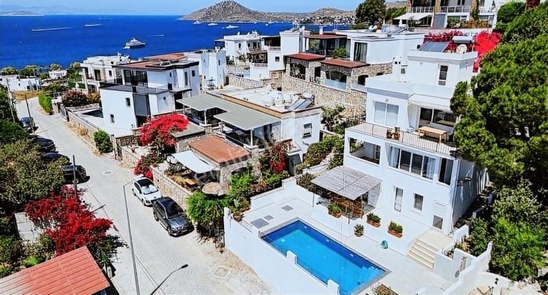 Bodrum Yalıkavak Satılık Villa YALIKAVAK MERKEZDE TAM MÜSTAKİL TRİPLEKS VİLLA!!