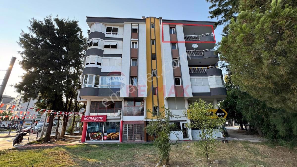 Çiğli Yeni Mahalle Satılık Daire İzmir Çiğli Yenimahalle Tramvay karşısında  140 m2 Ferah  Satılık  3+1 Daire