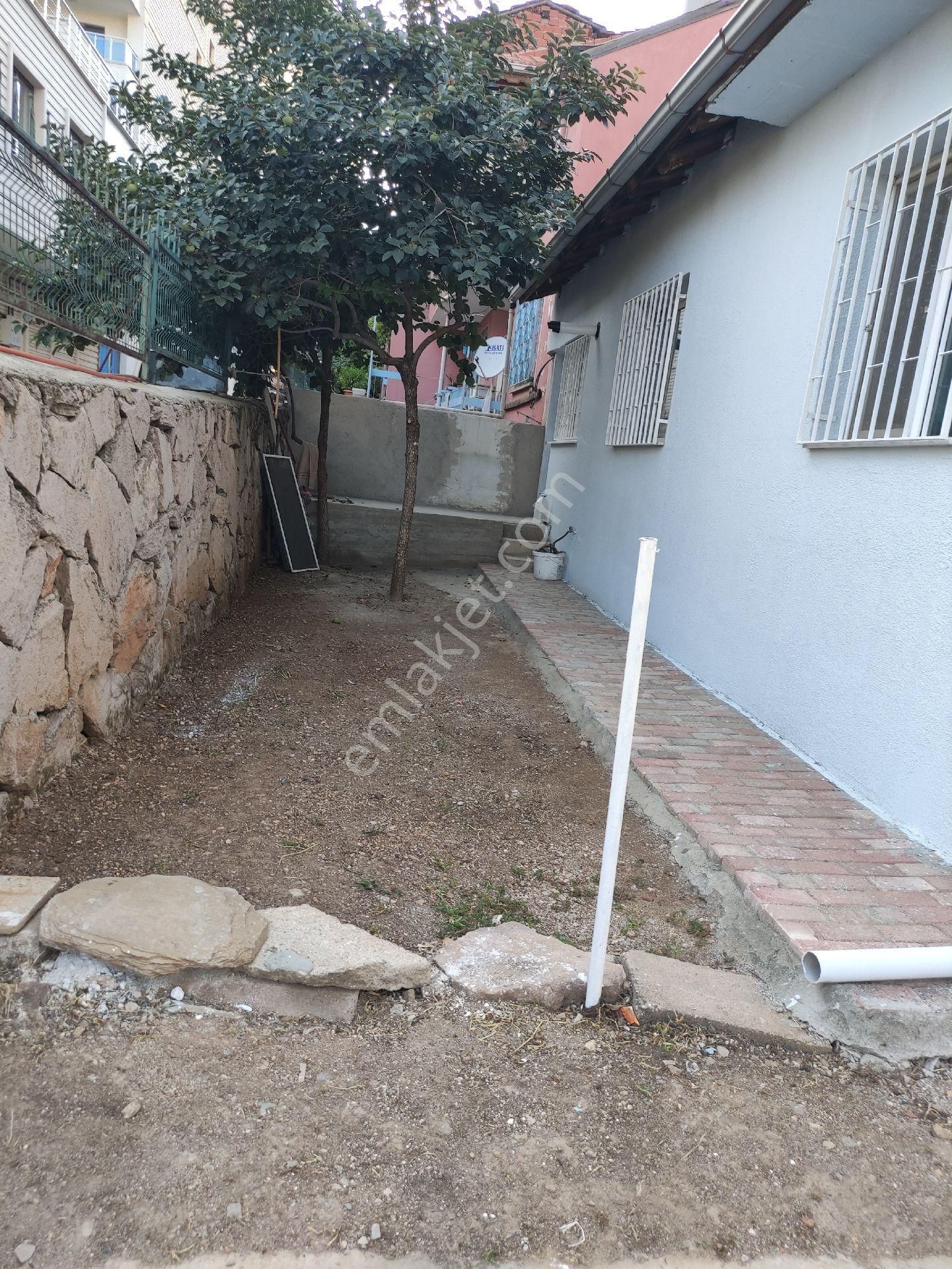 Uşak Merkez Cumhuriyet Satılık Daire Uşak ünalan mahallesi Çardak emlak tan satılık müstakil bahçeli ev