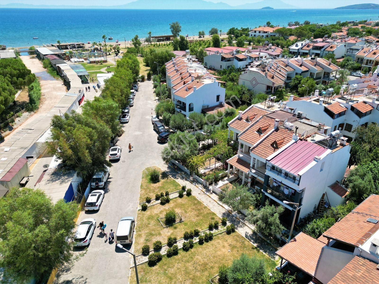 Seferihisar Cumhuriyet Satılık Villa  Doğanbey de Deniz Sıfır Siteiçerisinde Satılık 3+1 Villa