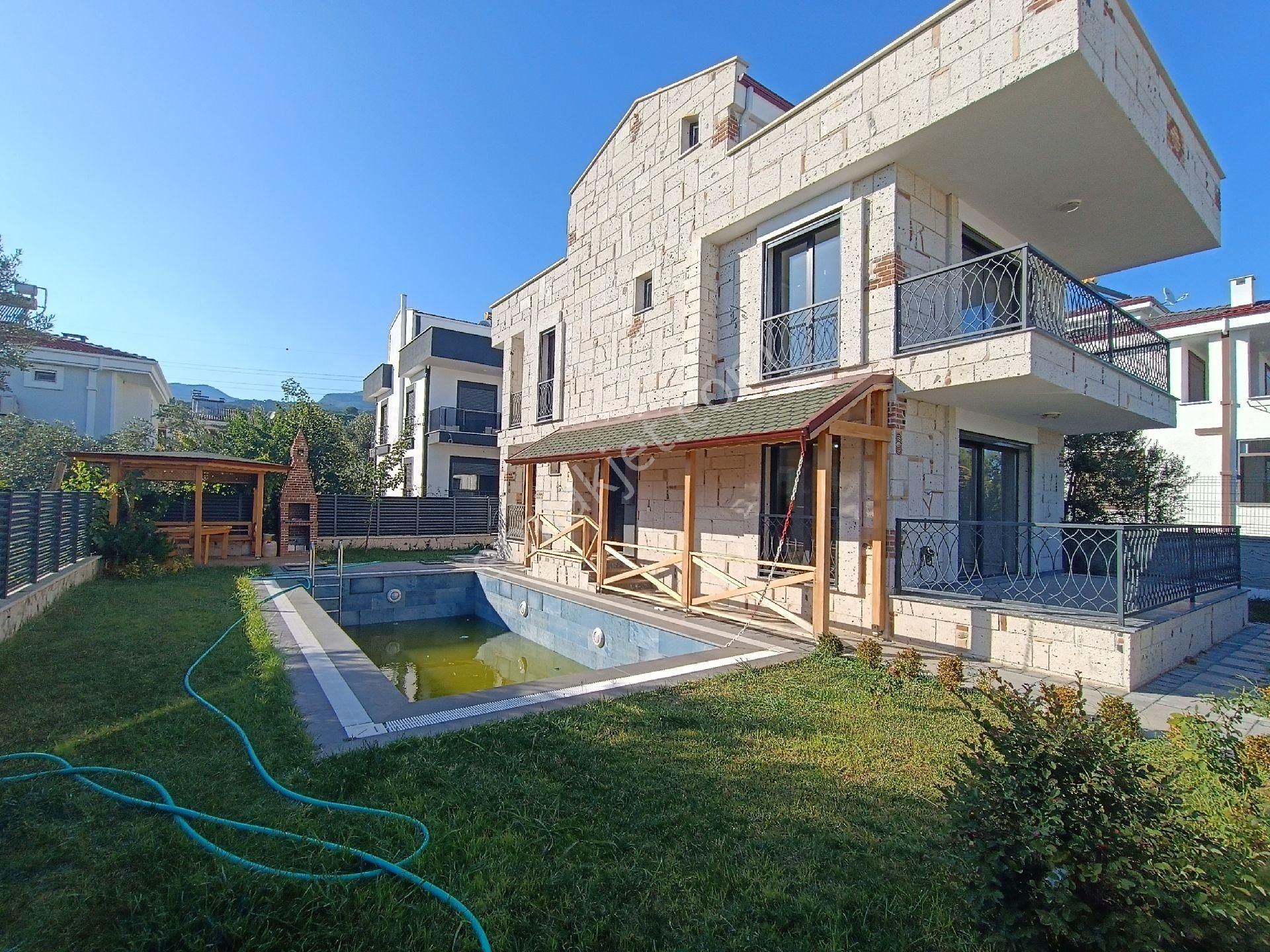 Edremit Çamlıbel Satılık Villa GÜRE'DE  HAVUZLU ÇARDAKLI 4+1 TRİPLEX VİLLA