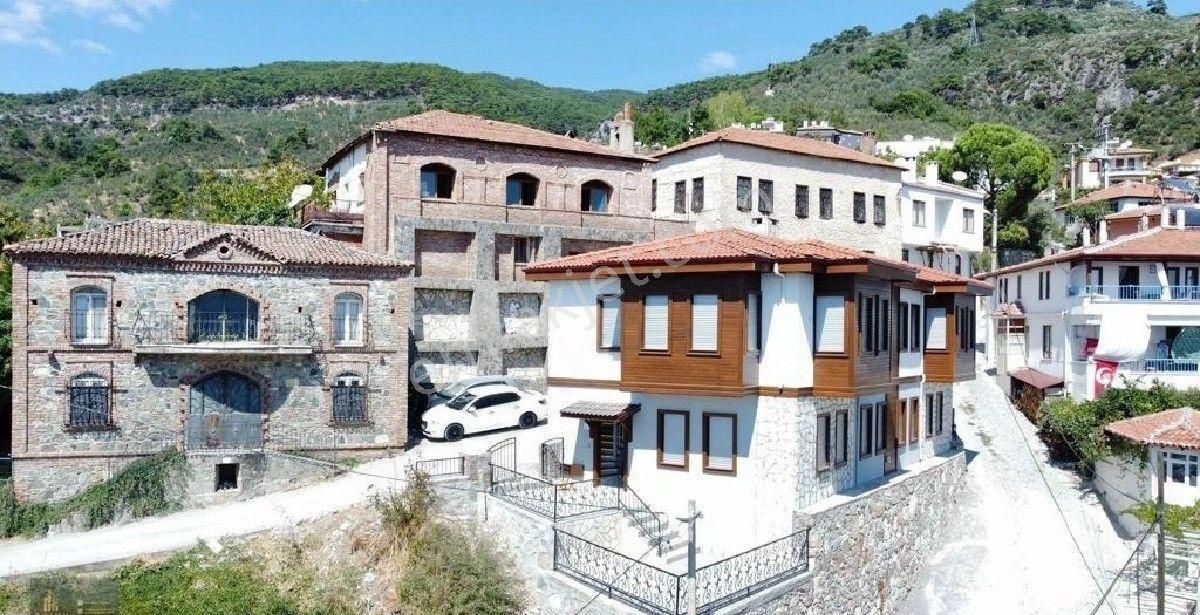 Edremit Altınoluk Satılık Villa ALTINOLUK KAZDAĞI ETEKLERİNDE ÖNÜ KAPANMAZ FULL DENİZ MANZARALI VERANDALI 2+1 FIRSAT SATILIK VİLLA