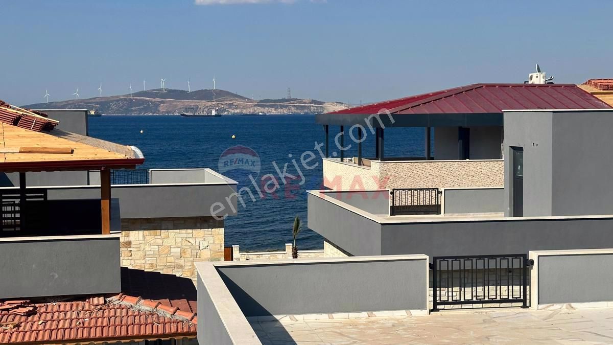 Foça Cumhuriyet Satılık Villa RE/MAX TARGET ONS'DAN YENİFOÇA'DA DENİZ KENARI HAVUZLU AKILLI SİSTEM DUBLEKS VİLLA