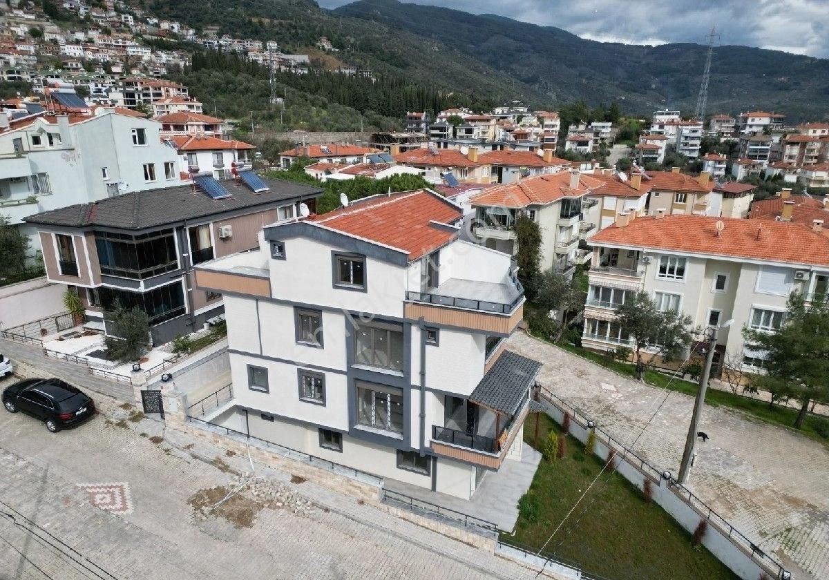 Edremit Altınoluk Satılık Villa ALTINOLUK MERKEZİ KONUMDA FULL DENİZ MANZARALI BAHÇELİ 2 DAİRE GİBİ ULTRA LÜX 4 KATLI 4+2 5 BANYOLU