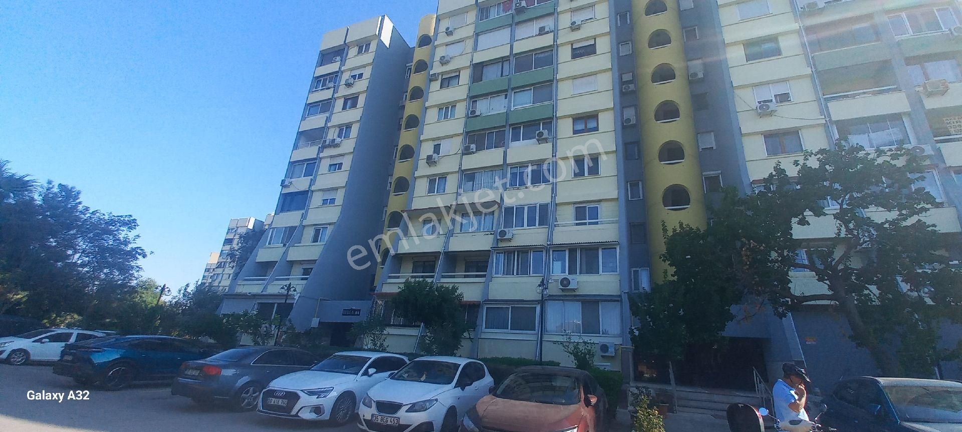 Karşıyaka Atakent Satılık Daire Atakent  mahallesi  Efes 6 site içinde satilik  1+1daire 