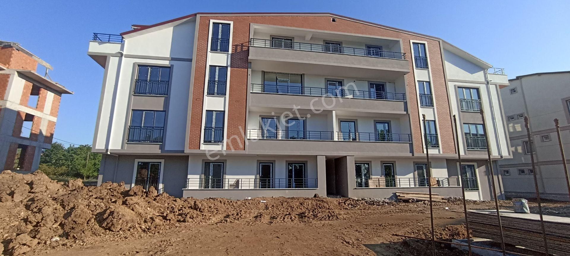 Başiskele Yeşilyurt Satılık Daire  Başiskele Yeşilyurtda Havuzlu Güvenlikli Sitede 3+1 Arakat Daire