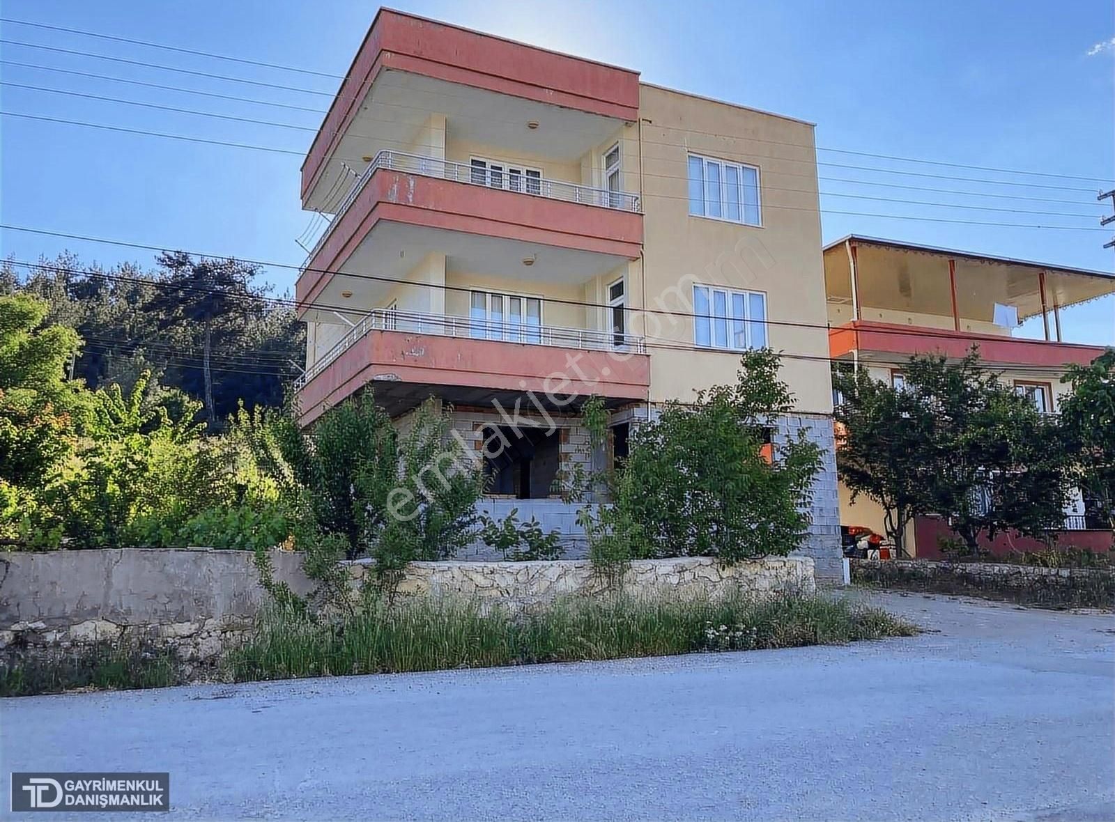 Gülnar Akdeniz Satılık Müstakil Ev GÜLNAR AKDENİZ SATILIK 3 KATLI MÜSTAKİL EV 500 M2 ARSA İÇİNDE