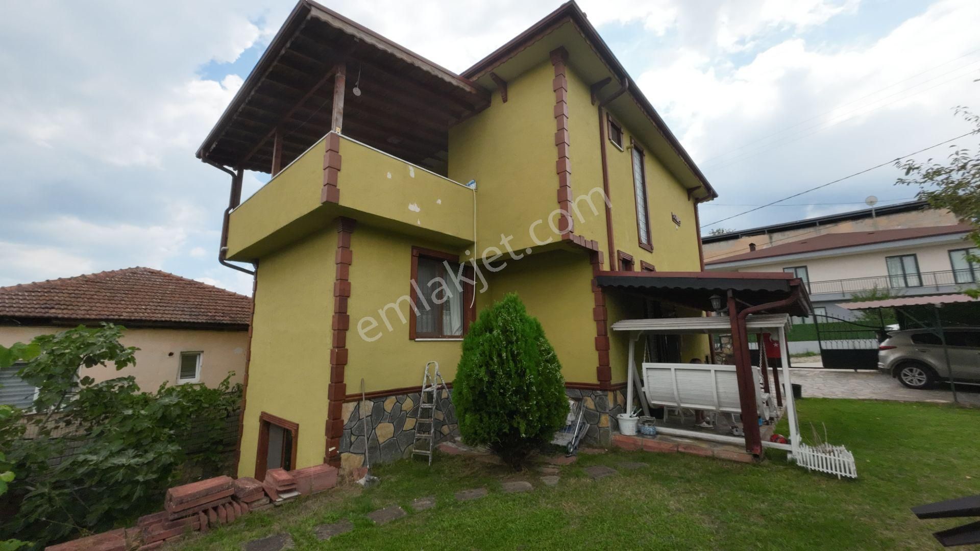 Kartepe Derbent Satılık Villa  KARTEPE DERBENT 427 M2 ARSA İÇİNDE SATILIK 4+1 MÜSTAKİL VİLLA