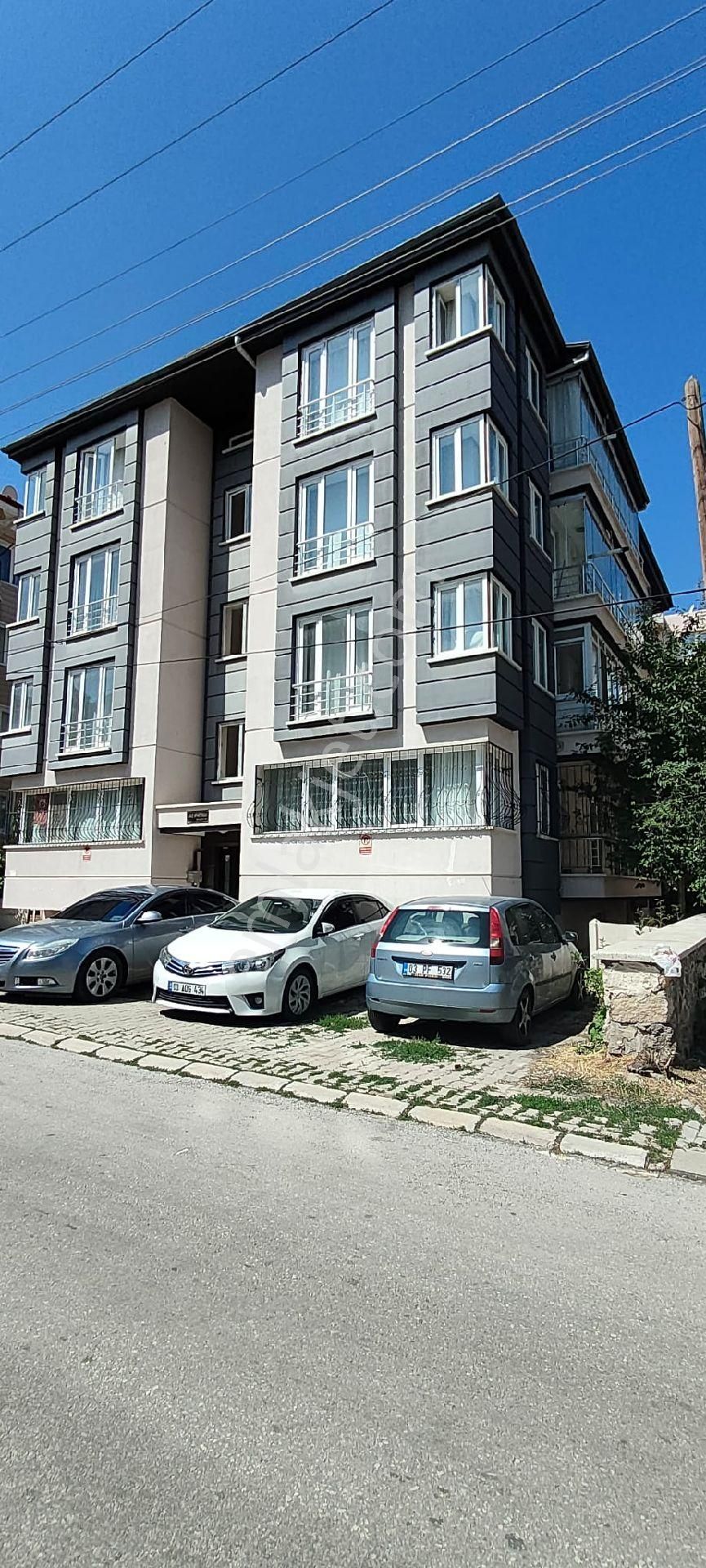 Afyonkarahisar Merkez İstiklal Satılık Daire sahibinden satılik 3+1 yeni ev buldugum icin fiyat 1hafta gecerli