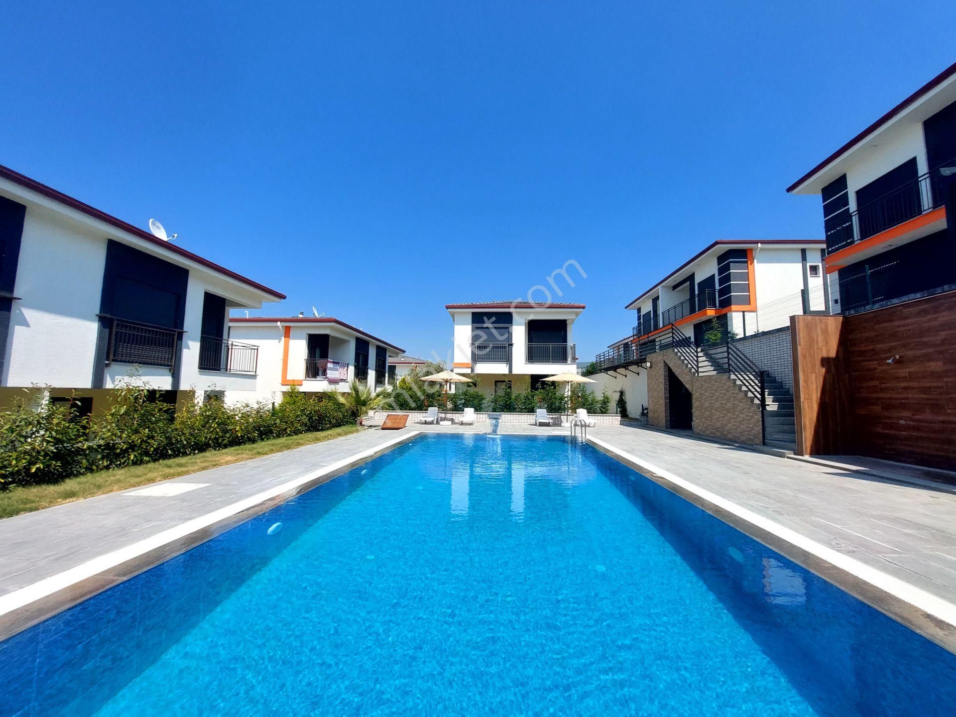 Kuşadası Davutlar Satılık Villa  Kuşadası'nda Havuzlu Sitede Satılık 3+1 Müstakil Villa