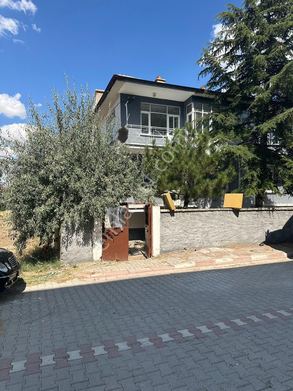 Akşehir İstasyon Satılık Müstakil Ev DİNÇ EMLAKTAN İSTASYON MAHALLESİNDE 3 KATLI MÜSTAKİL EV