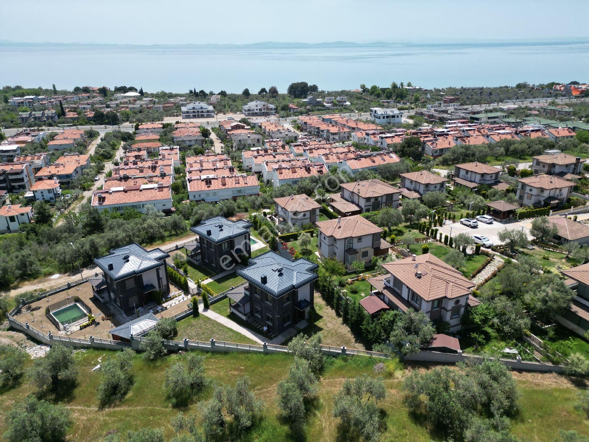 Altınoluk Narlı Bölgesinde 600 M2 Arsa Paylı Deniz Manzaralı Denize Yakın Havuzlu Müstakil Son Villa