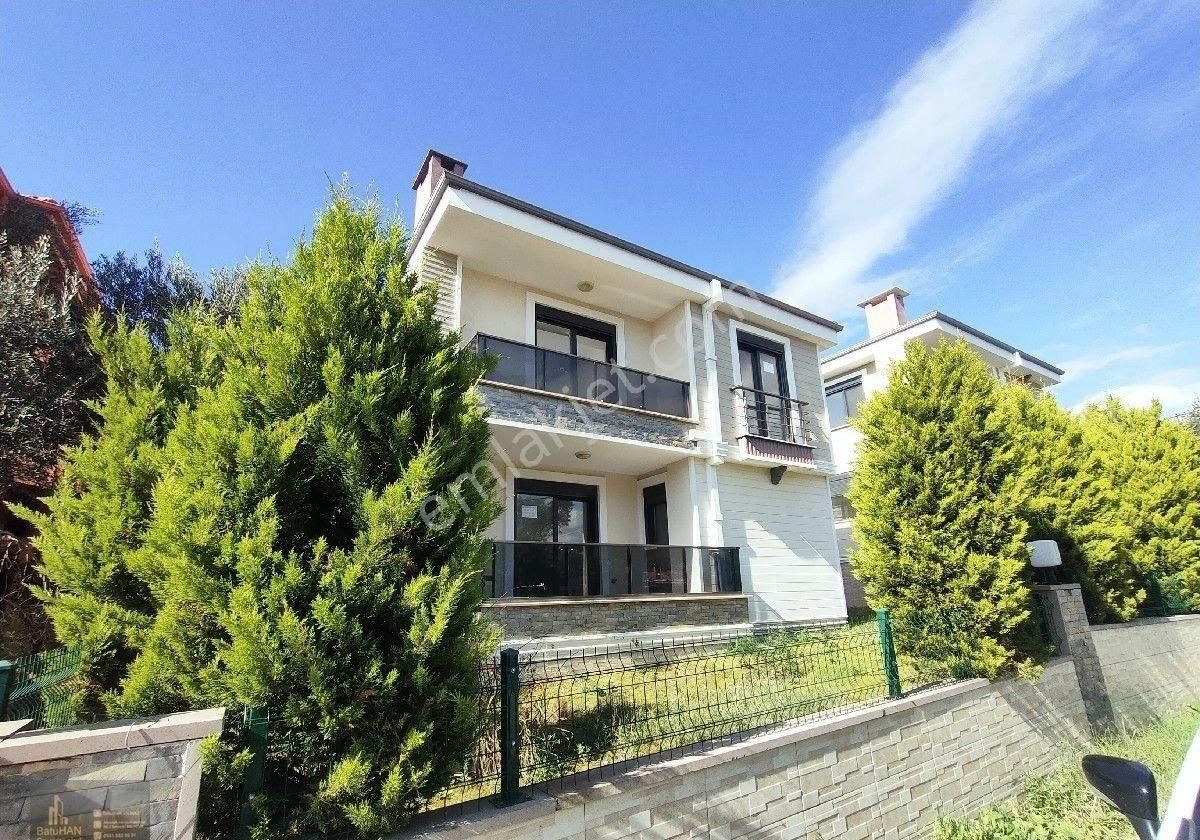 Edremit Altınoluk Satılık Villa ALTINOLUK NARLI BÖLGESİN DE DENİZE 250 METRE BAHÇELİ 7 YILLIK 3+1 AYRI MUTFAKLI LÜX SATILIK VİLLA