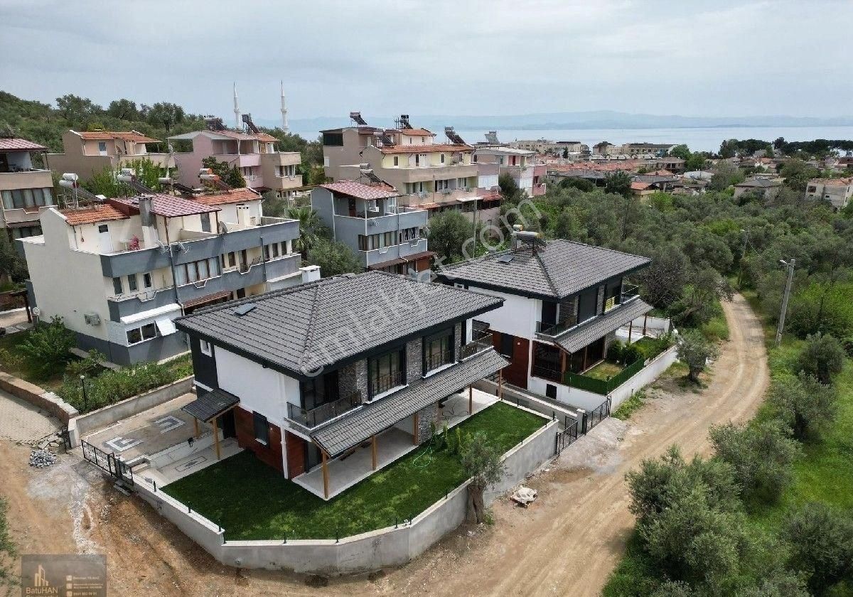 Edremit Altınoluk Satılık Villa ALTINOLUK NARLI BÖLGESİNDE DENİZE 500 METRE MESAFEDE BAHÇELİ İKİZ MÜSTAKİL 3+1 LÜX SIFIR VİLLA