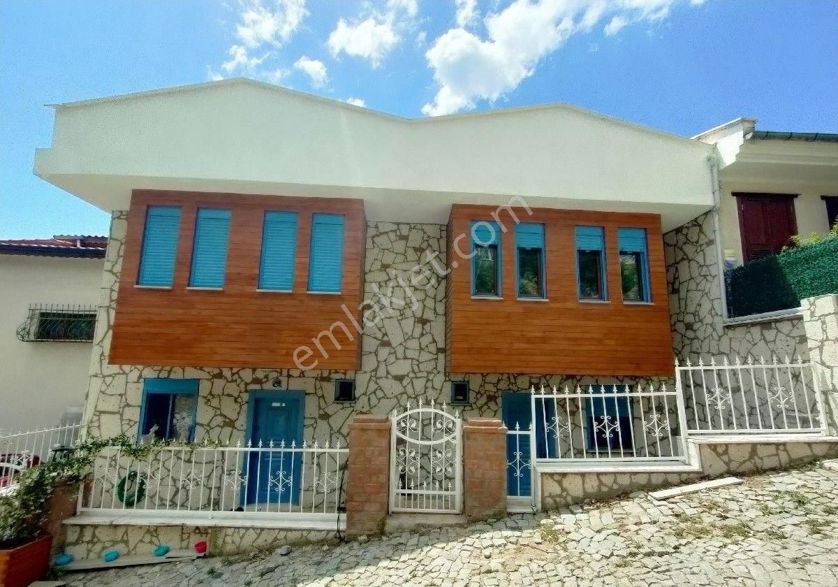 Edremit Altınoluk Satılık Villa ALTINOLUK MERKEZDE KAZDAĞLARI ETEKLERİNDEKİ FULL MANZARALI GARAJLI BAĞIMSIZ 4+1 İKİZ SON KALAN VİLLA