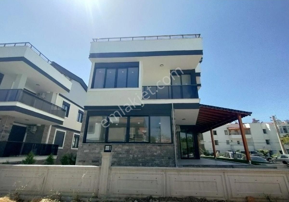 Edremit Altınoluk Satılık Villa ALTINOLUK NARLI SAHİL BÖLGESİNDE DENİZE 80 METRE DENİZE 2.SIRA DA DENİZ MANZARALI 4+1 BAHÇELİ VİLLA