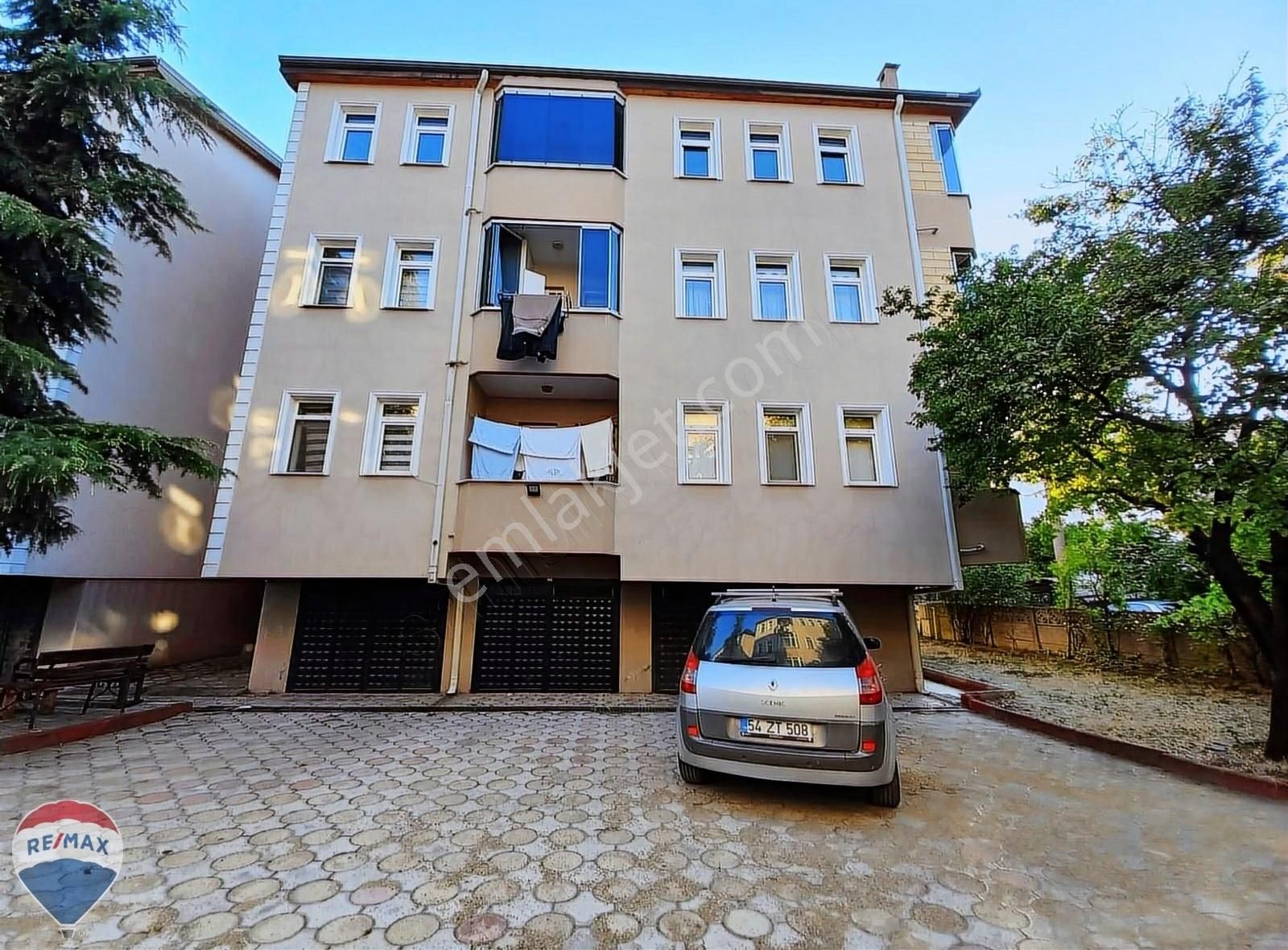 Erenler Hacıoğlu Satılık Daire Remax Mavi-Çarşamba Pazarı Artul Sitesi Bakımlı Garajlı Geniş3+1