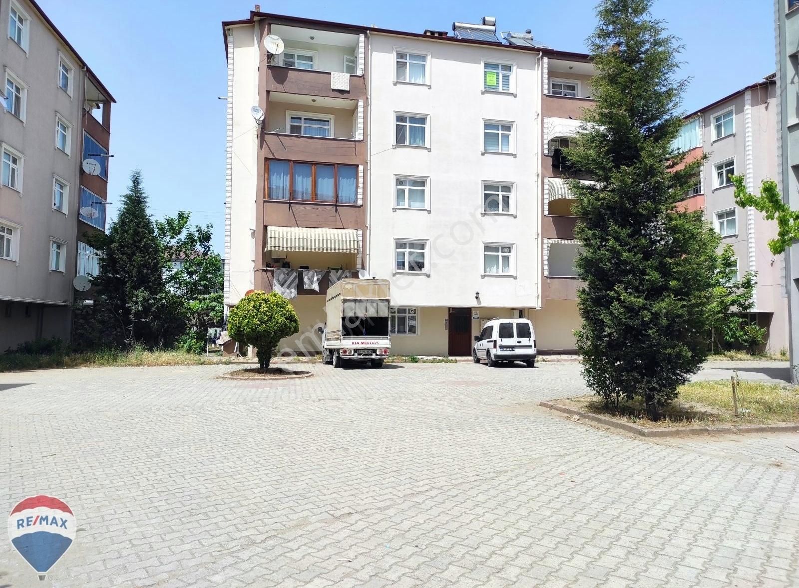 Karasu Yalı Satılık Daire RE/MAX MAVİ'DEN MERKEZİ KONUMDA SİTE İÇERİSİNDE GENİS 3+1 DAİRE