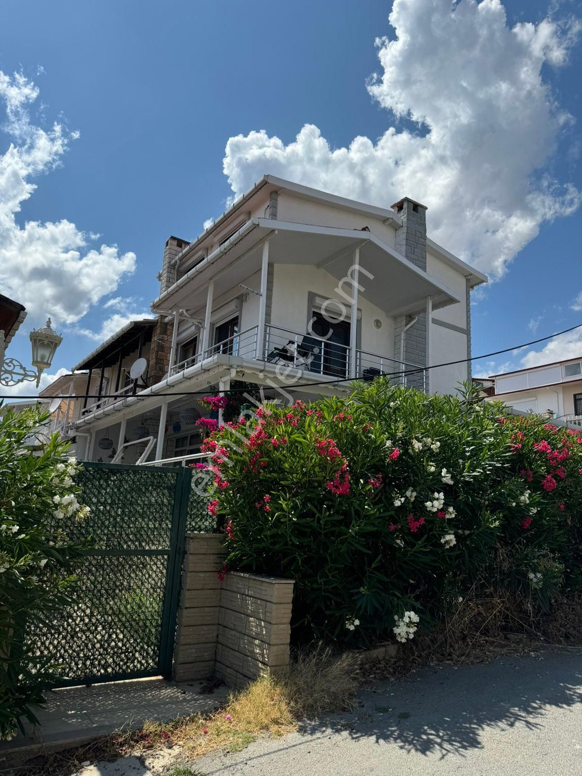 Silivri Cumhuriyet Satılık Villa BAHAR sitesinde bakim ve tadilati komple yapilmis Tripleks Villa