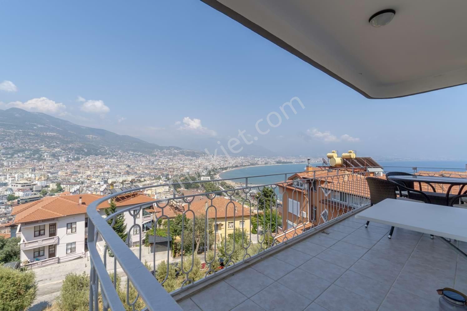 Alanya Çarşı Satılık Daire  Alanya merkezde Kale yamacında satılık deniz ve şehir manzaralı 2+1 daire