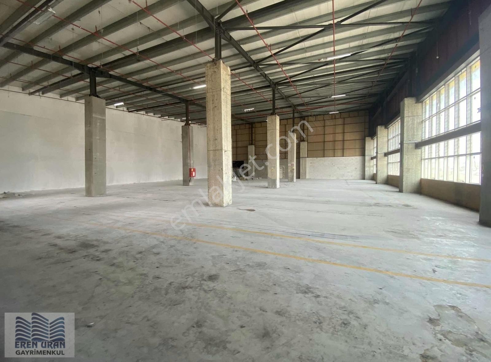 Esenyurt Selahaddin Eyyubi Kiralık Depo AKÇABURGAZ SANAYİ'DE 1500 m2 Düz Giriş Dükkan