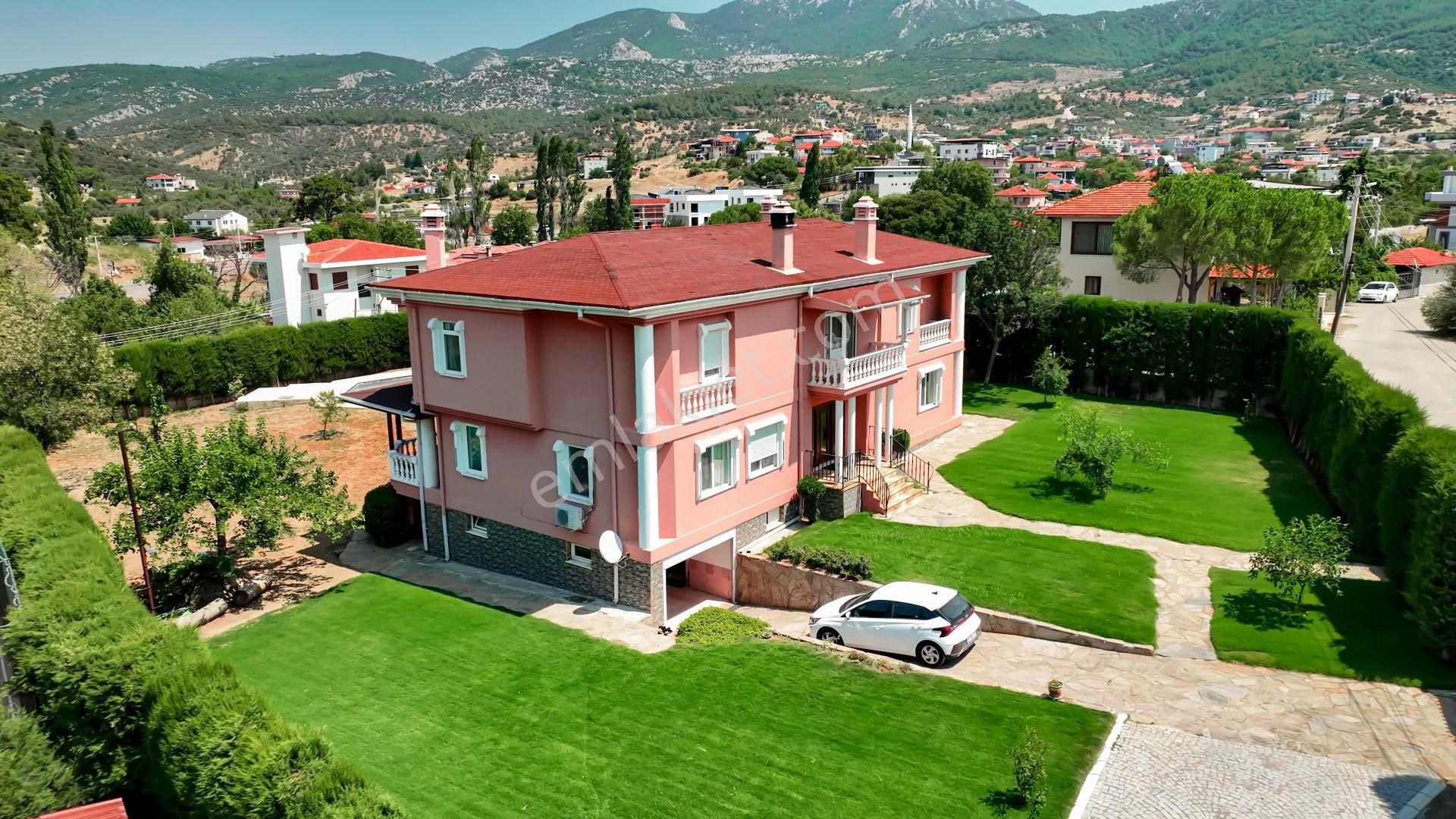 Buca 29 Ekim Satılık Müstakil Ev  BUCA KAYNAKLARDA 2200 M2 ARSA İÇERİSİNDE 7+1 SATILIK MÜSTAKİL EV