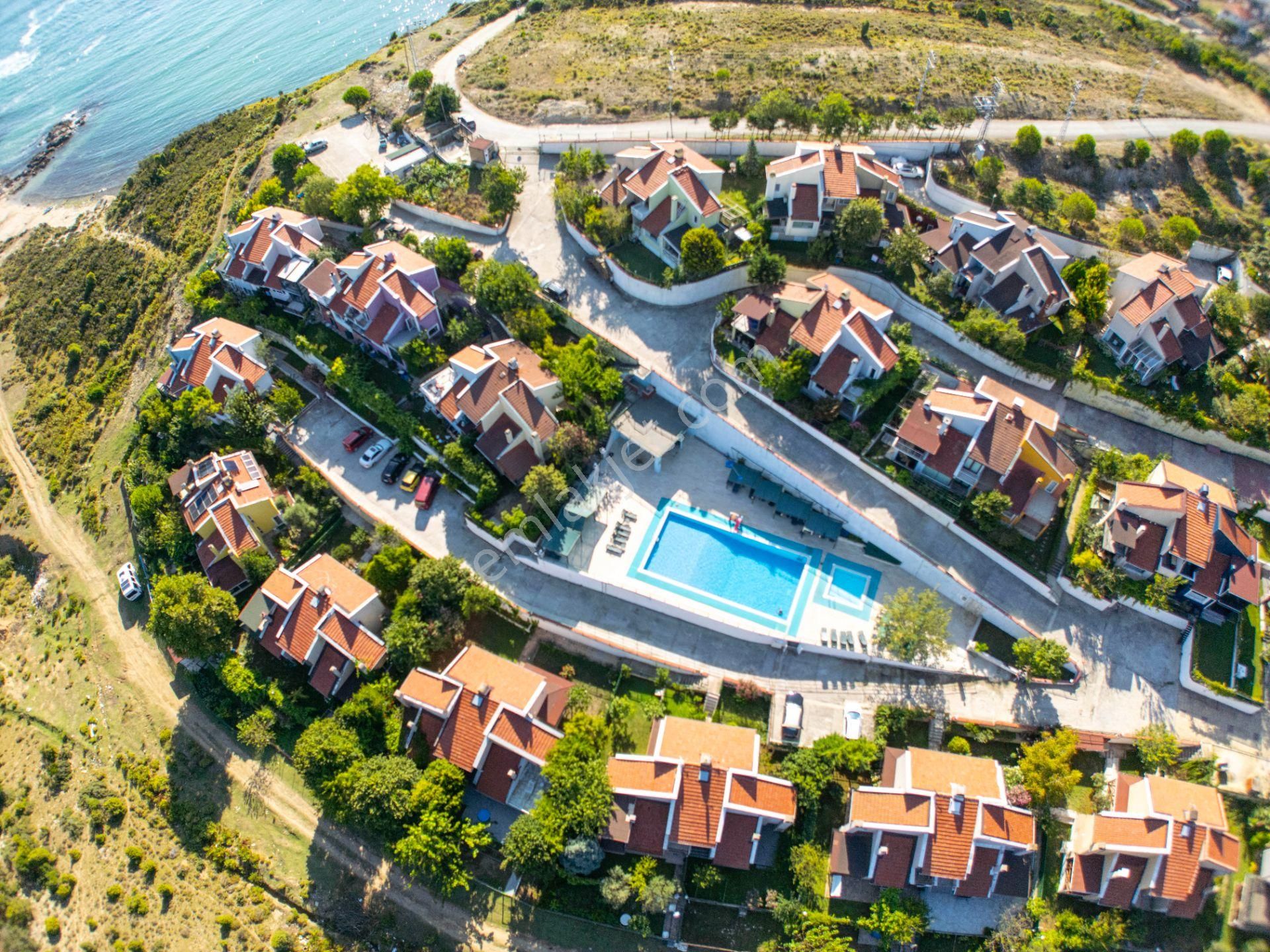 Şile Karacaköy Satılık Villa Şile'nin En Güzel Yerinde Deniz Kenarında Havuzlu TRİPLEX VİLLA