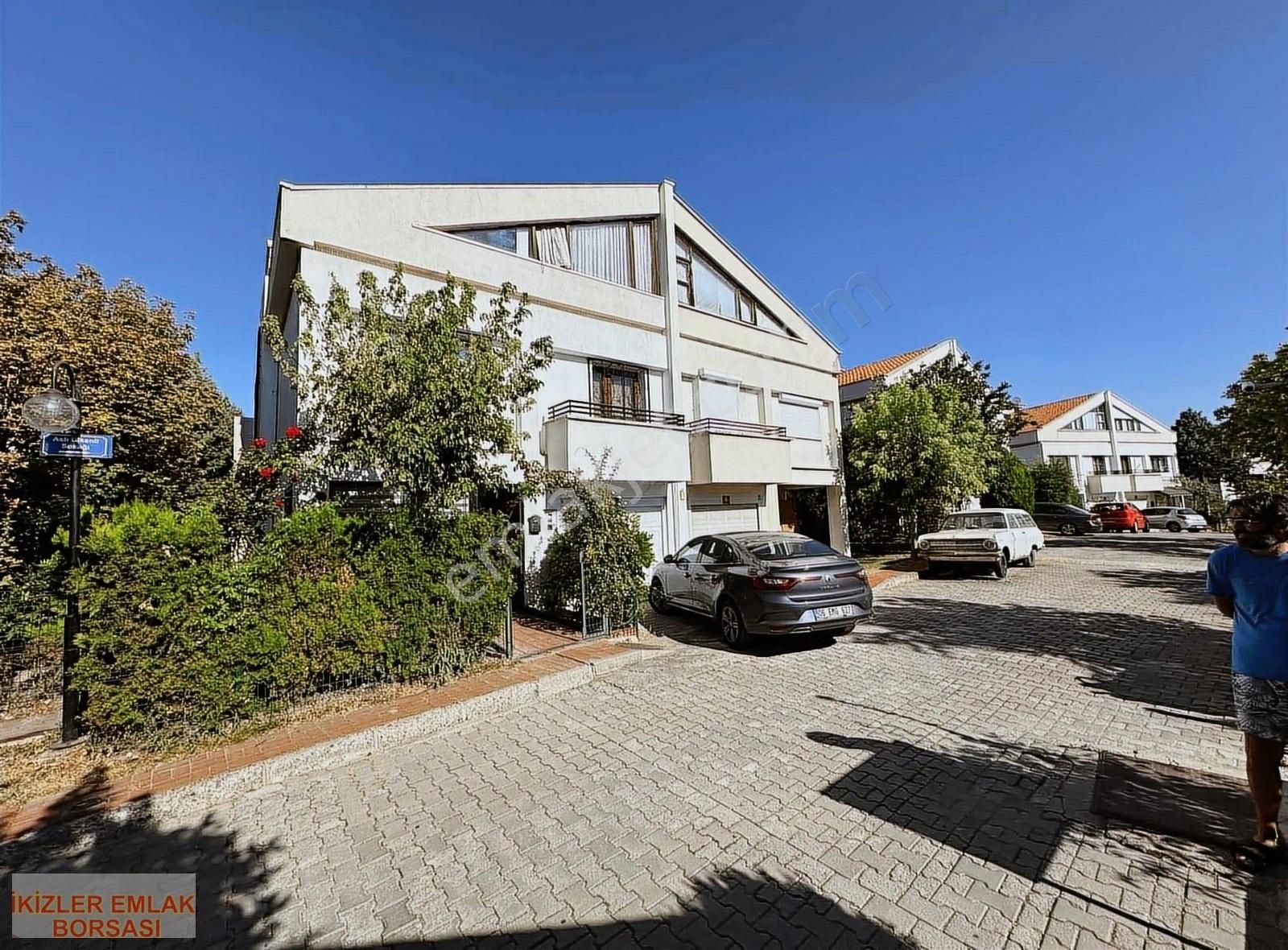 Etimesgut Yavuz Selim Satılık Villa ERYAMANDA İKİZLER EMLAKTAN KIRKAYAK 6+1 270 M2 KÖŞE BAŞI