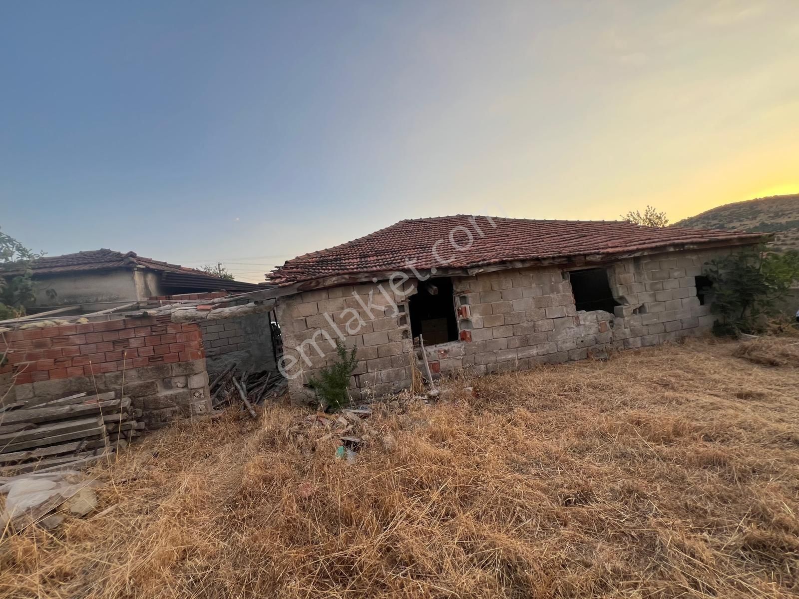 Dikili Ümmetoğlu'ndan (363 M2) Bahçeli Kargir Ev Köy'içinde Yatırımlık - Görsel 24