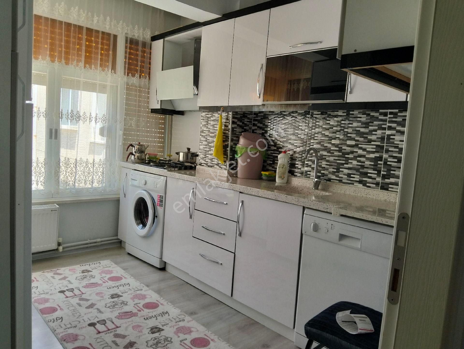 Akçay Merkeze Yakın Eşyalı Kiralık Daire Öögrenciye Verilir