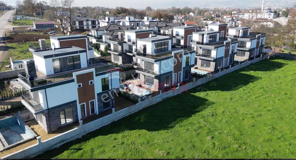 Kartepe Sarımeşe Satılık Villa Kartepe Sarımeşe'de Site İçi Özel Havuzlu Satılık 4+1 Lüks Villa