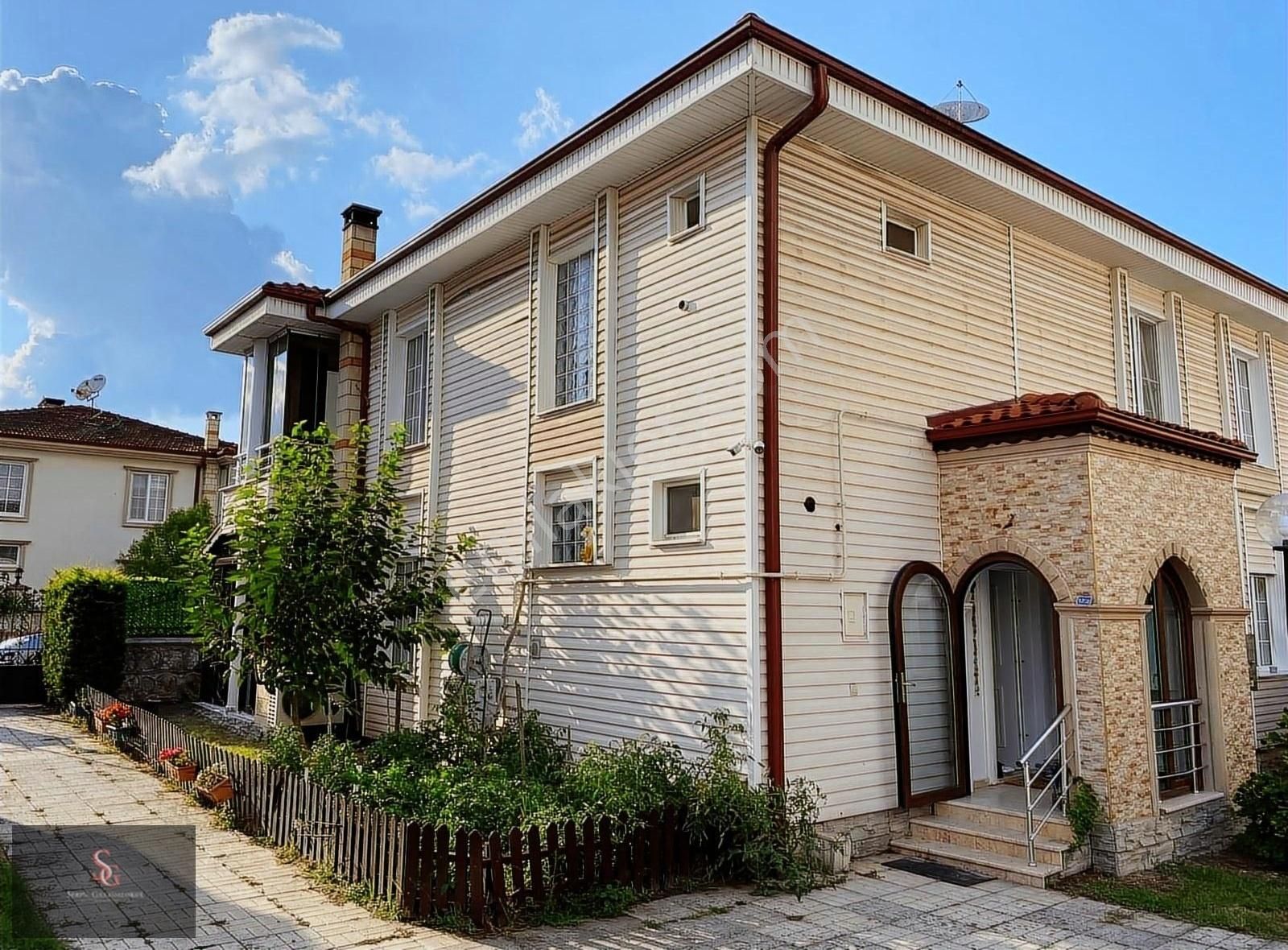 Serdivan İstiklal Satılık Villa SERDİVAN ADATIP ARKASI SİTE İÇERİSİNDE BAKIMLI DUBLEKS VİLLA !!