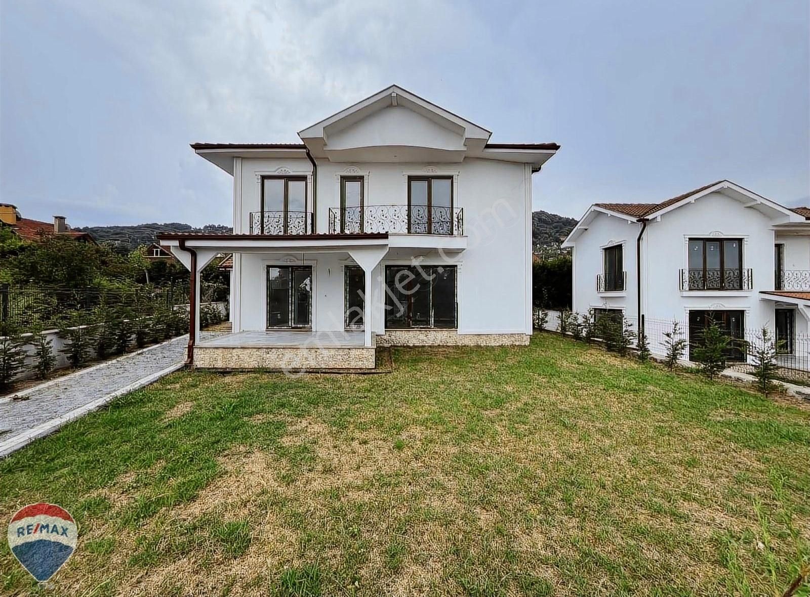 Sapanca Gazipaşa Satılık Villa Remax İbrahim Kardan'dan Müstakil 4+1 Göl Manzaralı 240 m2 Villa