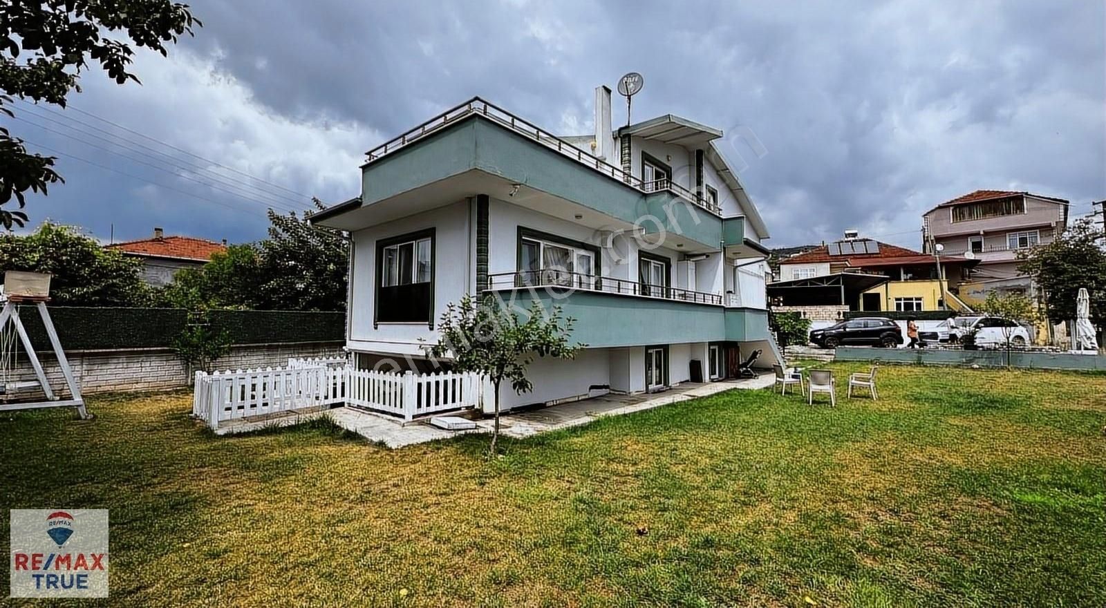 Kartepe Eşme Satılık Villa Eşme Köyiçinde Emsalsiz 600m2 Bahçe İçerisinde 500m2 8+2 Villa