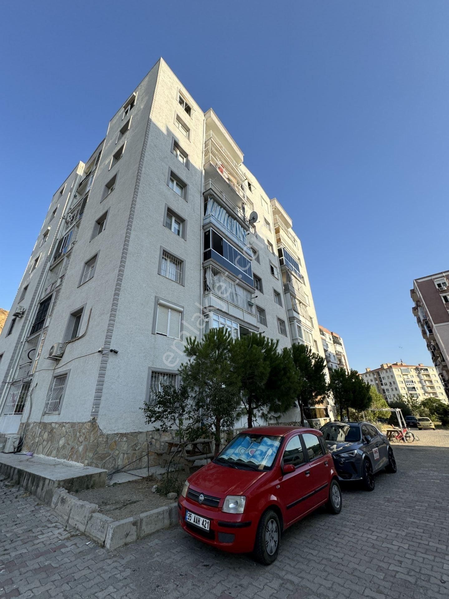 Çiğli Cumhuriyet Satılık Daire ÇİĞLİ HARMANDALI MAHALLESİ SATILIK KULLANIŞLI 3+1 DAİRE