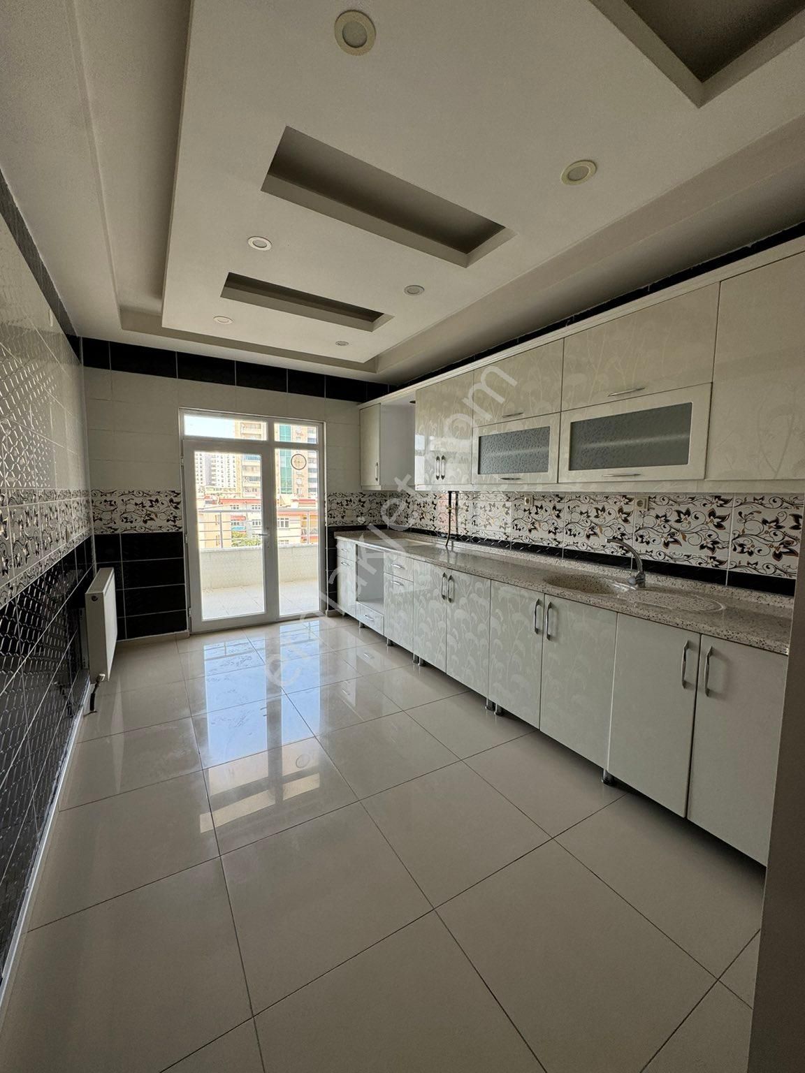Şehir merkezinde karataş sitesinde lüks kiralık 3+1 daire