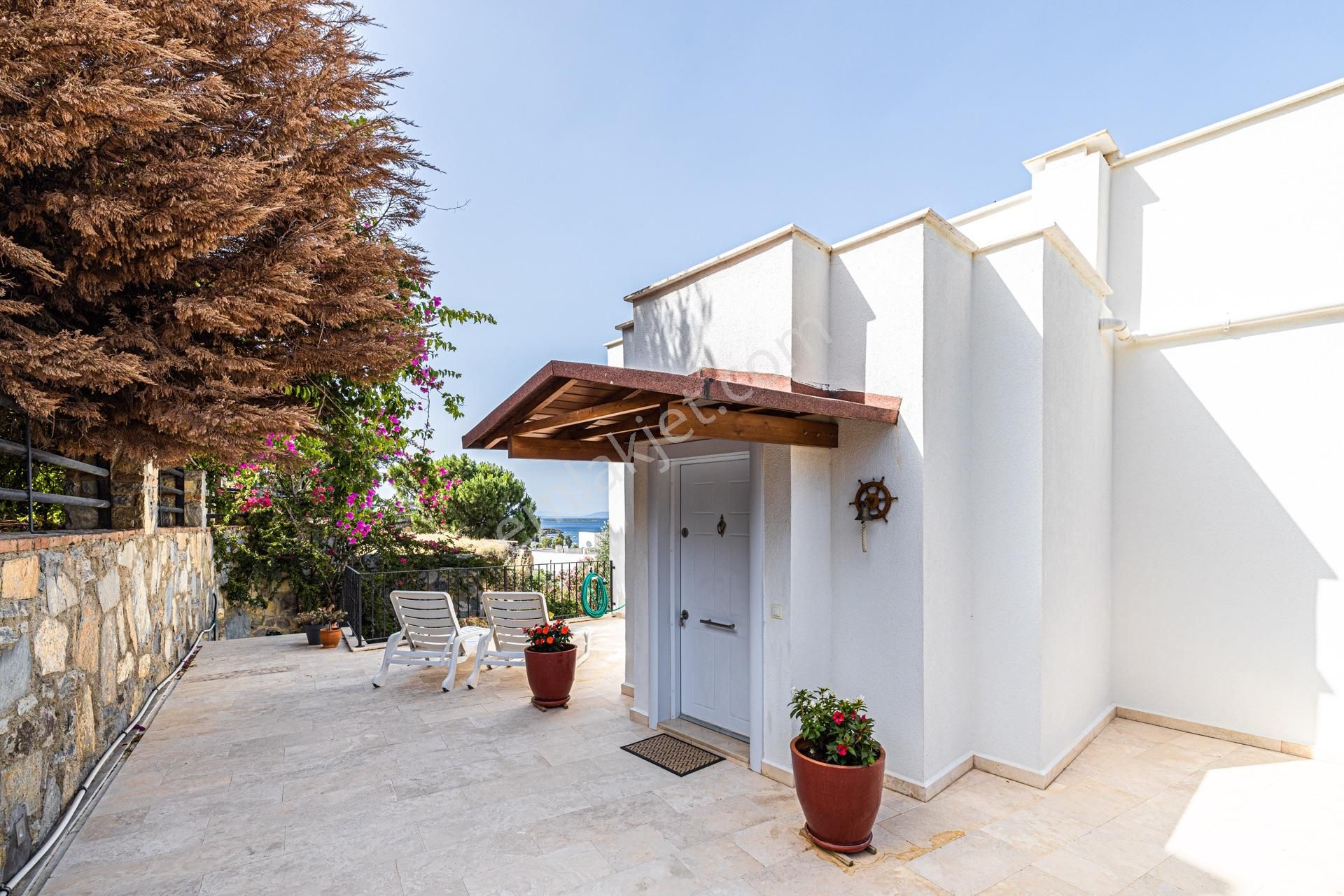 Bodrum Küçükbük Satılık Villa  Plajlı sitede tam müstakil villa