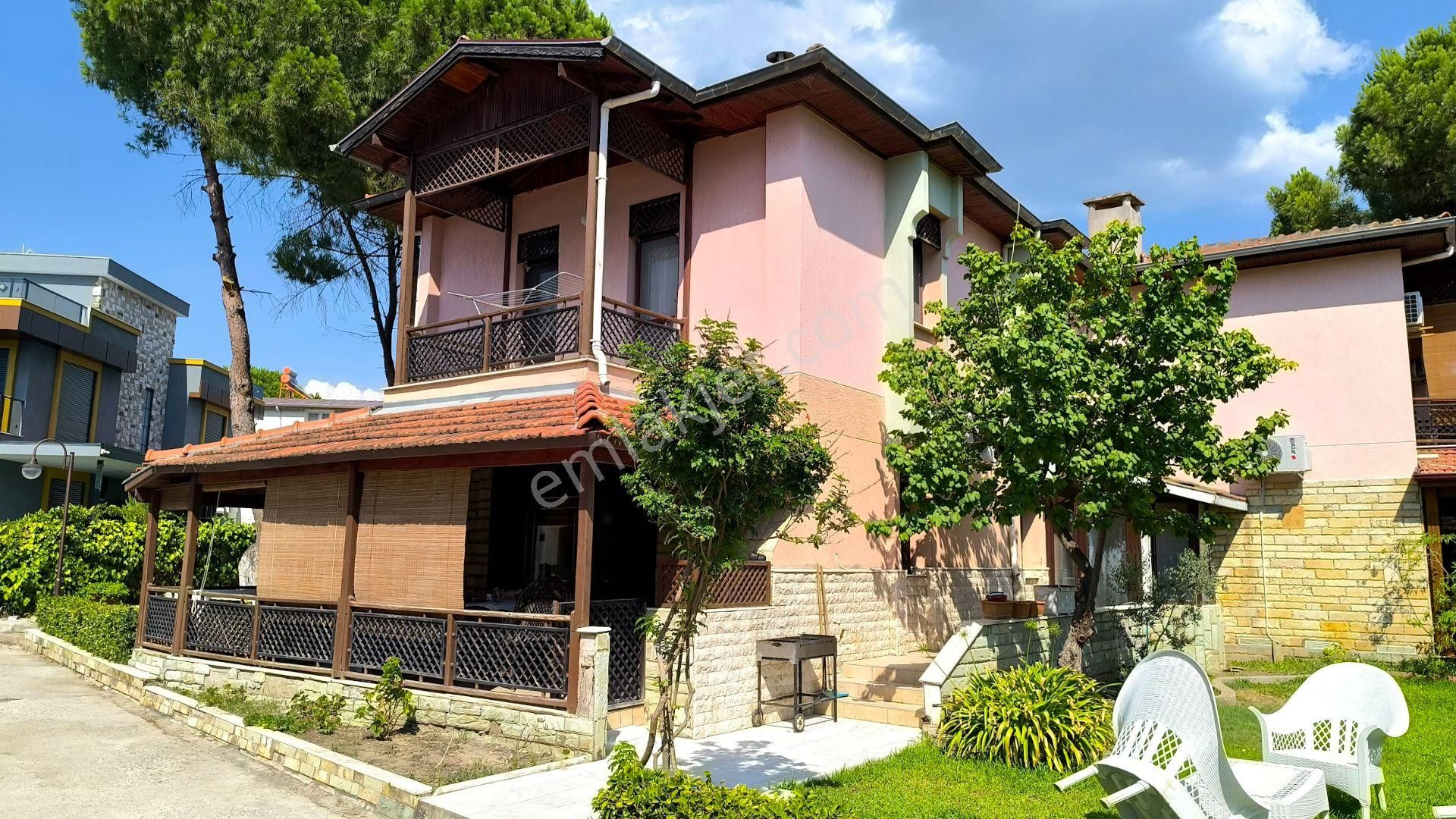 Seferihisar Mersin Alanı Satılık Villa  Seferihisar, Ürkmez’de Plaj’a 100 m Havuzlu Sitede Villa