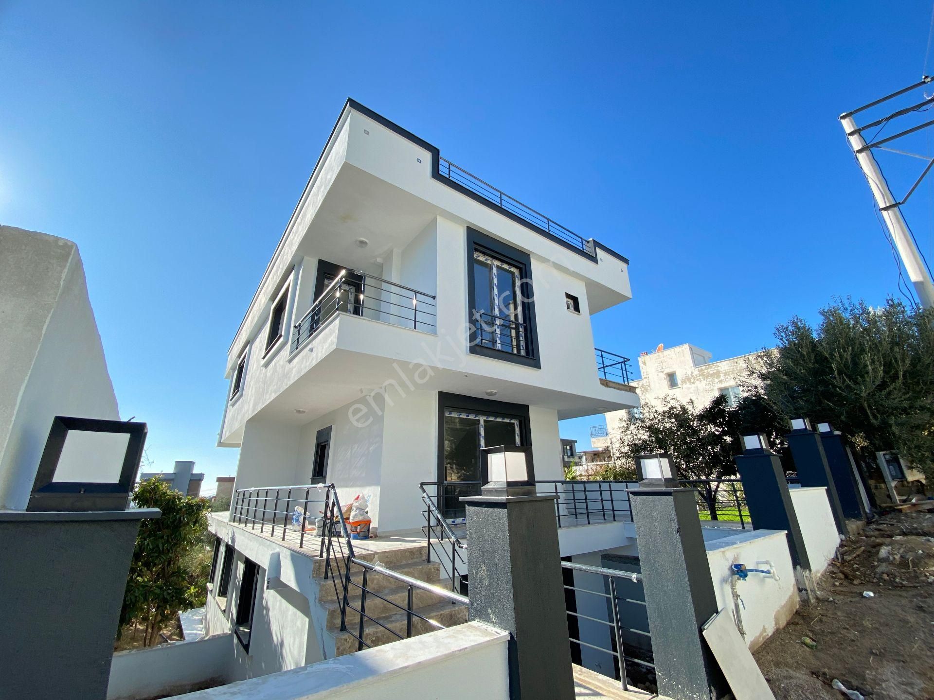 Seferihisar Mersin Alanı Satılık Villa  Ürkmez De Full Deniz Manzaralı Mustakil Bahçeli Satılık 4+1 Villa