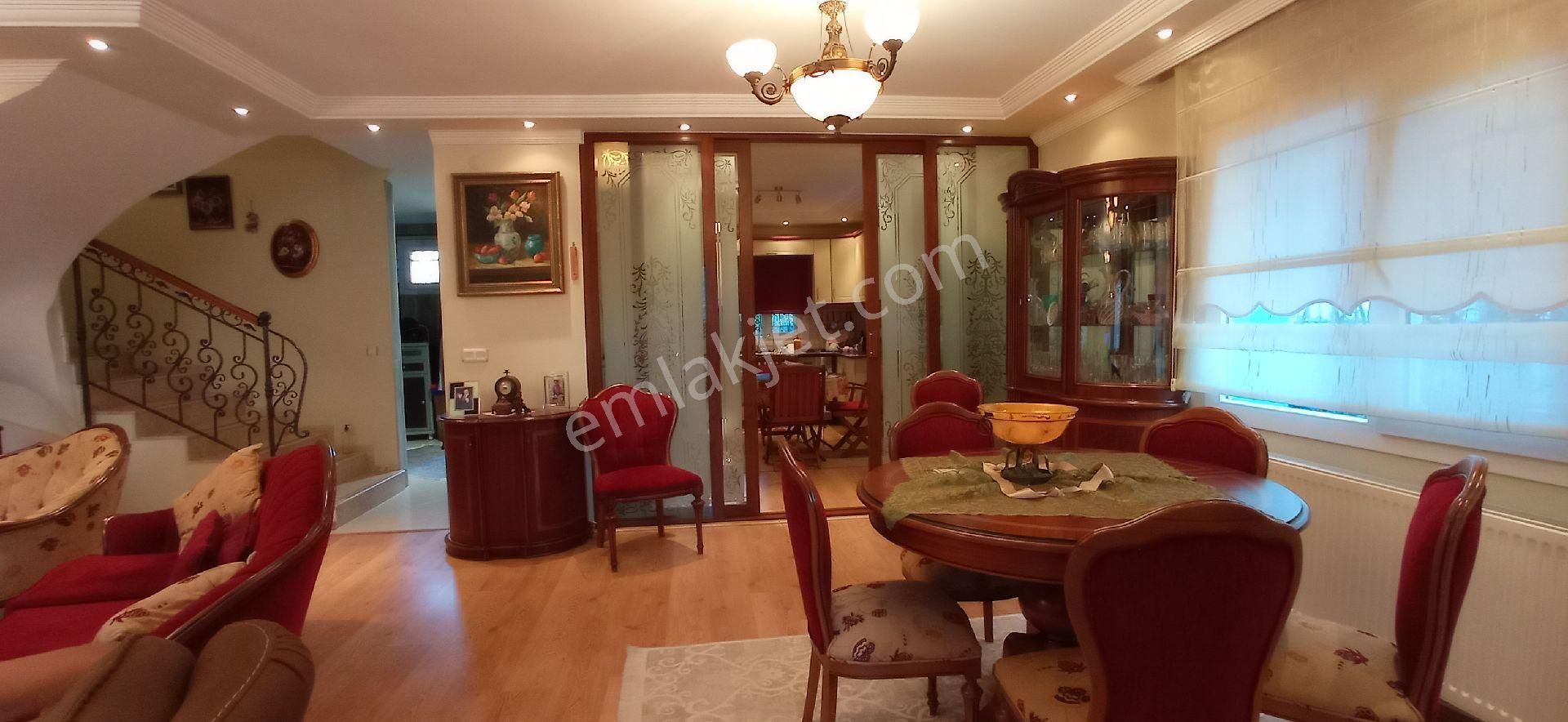 Güzelbahçe Siteler Satılık Villa Güzelbahçe Sitelerde Denize Yakın  Kapalı Mutfaklı Geniş ve Bakımlı 4+1 Müstakil Ev Satılık.