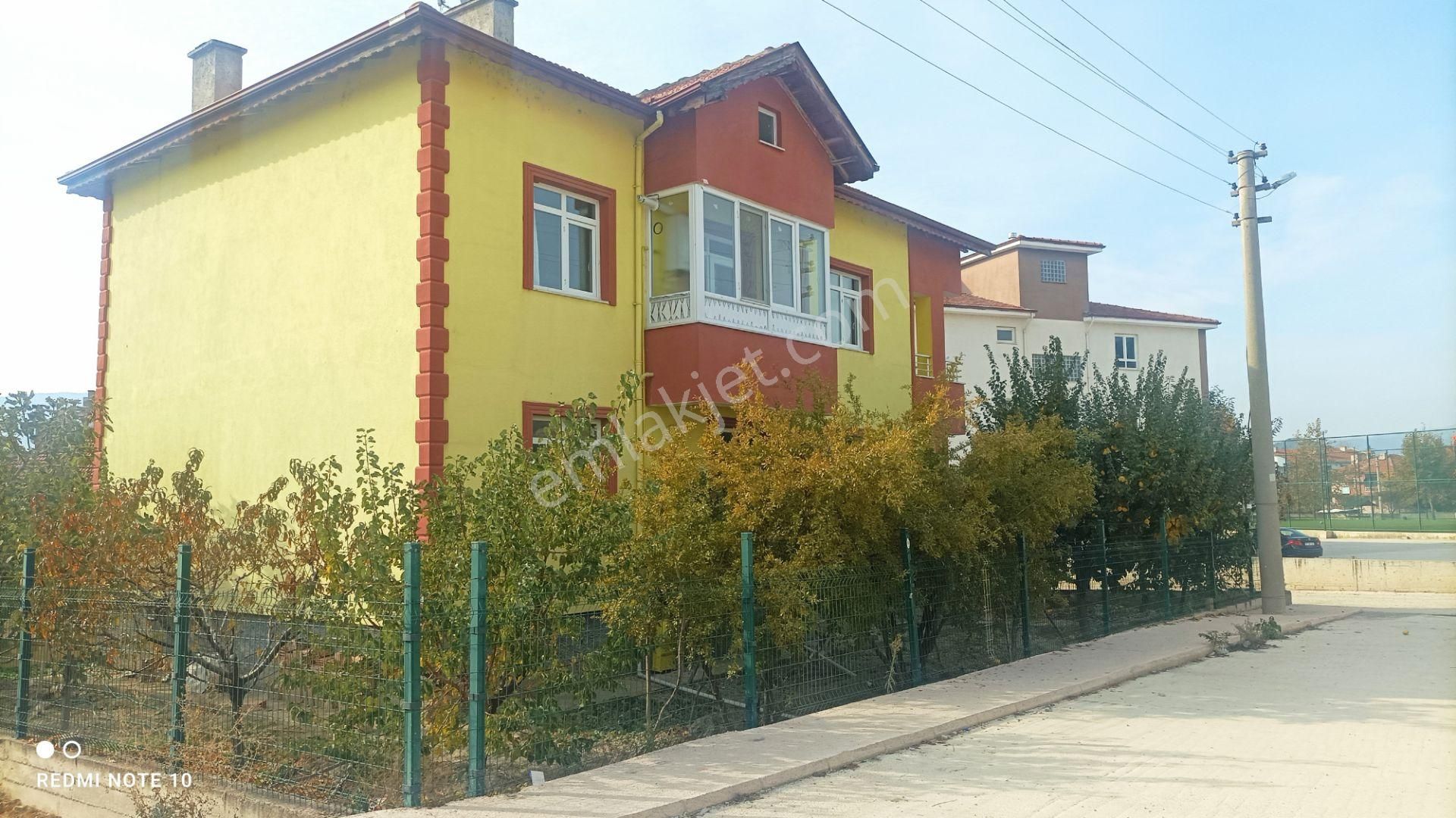 Osmancık Koyunbaba Kiralık Kıraathane OSMANCIKTA KOUYNBABA MAHALLESİNDE OKULUN YANINDA BAHÇE İÇERİSİNDE 1.KAT 2+1