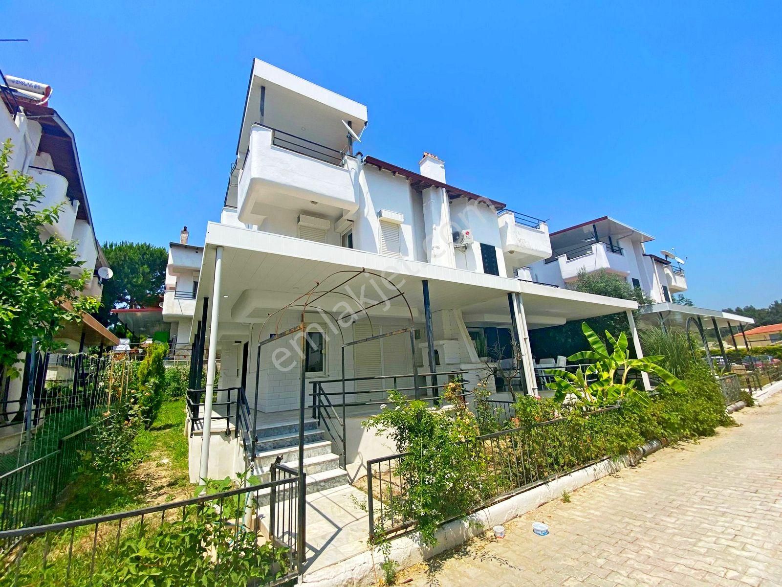 Kuşadası Soğucak Satılık Yazlık  Kuşadası Soğucakta Havuzlu Sitede Geniş Bahçeli 180 m2 3+1 Yazlık