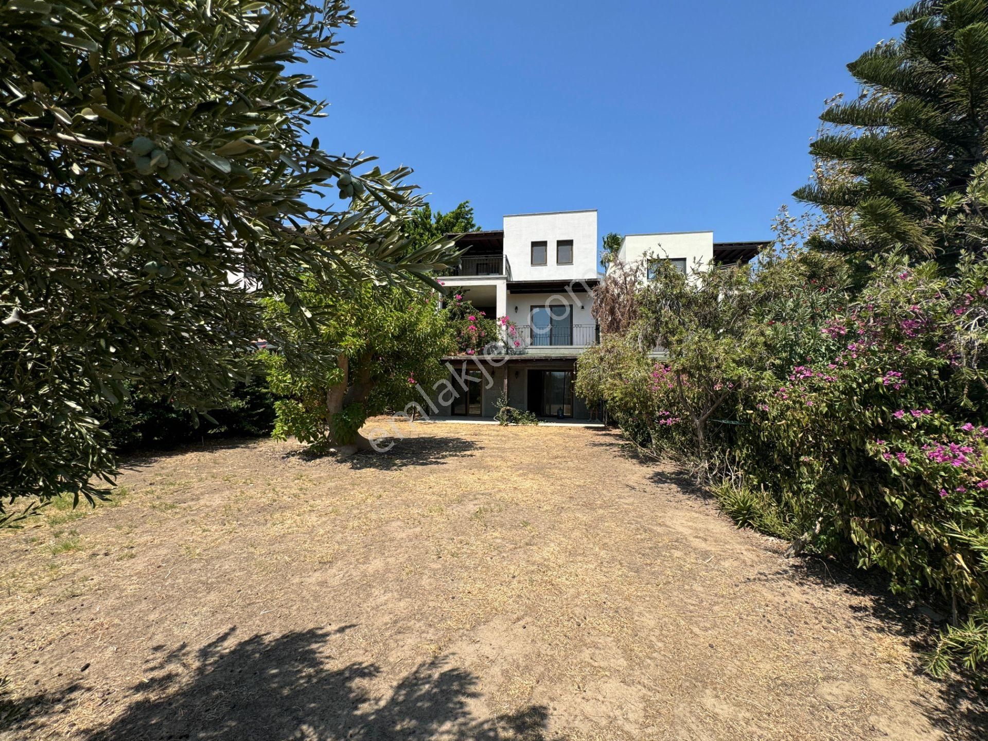 Bodrum Bitez Satılık Villa  Bitez‘de Satılık Doğa ve Deniz Manzaralı Bahçeli Müstakil Villa