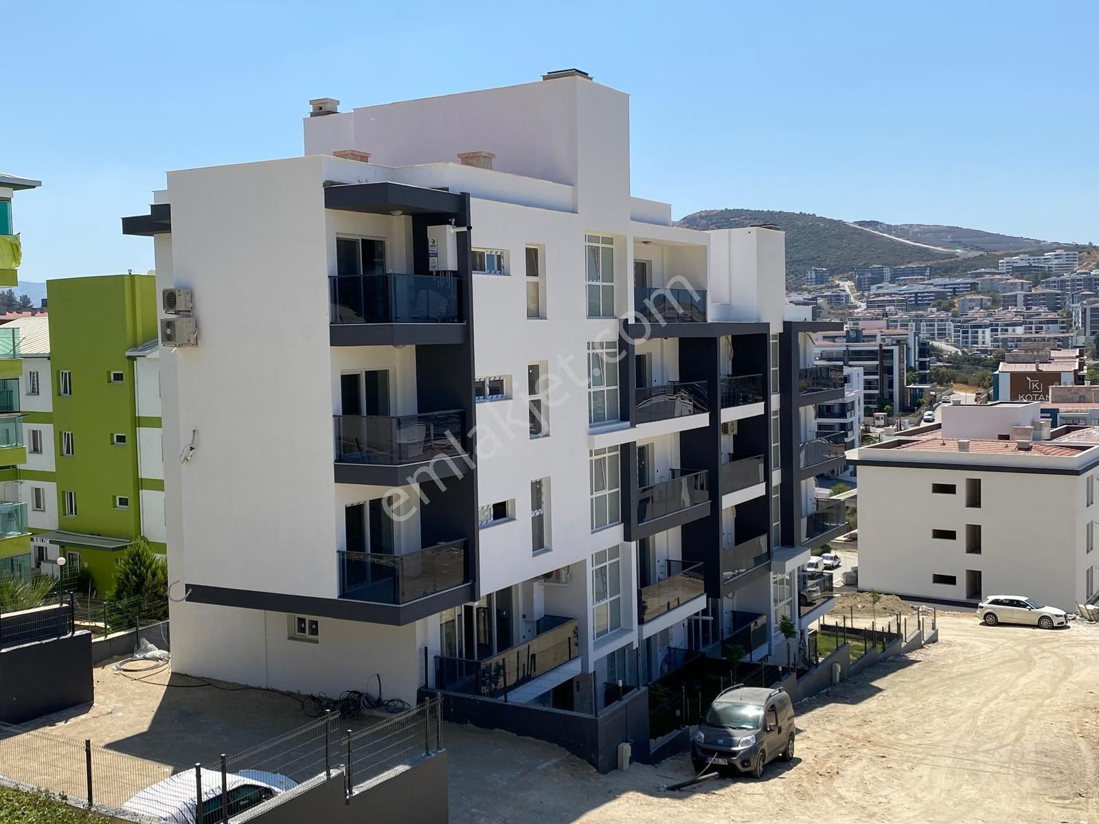 Kuşadası İkiçeşmelik Satılık Daire  NEZİH BİR SİTEDE 1+1 SATILIK DAİRE